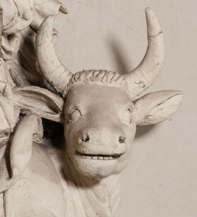 Zdjęcie nr 87: Kaplica pod wezwaniem Najświętszej Marii Panny i Wszystkich Świętych przylega do kościoła od południa, do pierwszego przęsła nawy, z którą komunikuje się za pomocą półkoliście zamkniętej arkady. Zbudowana została na planie kwadratu. Nakryto ją półsferyczną czaszą na pendentywach i zwieńczono latarnią. Wnętrze artykułowano za pomocą ślepej arkady z pilastrami i archiwoltami, ozdobionymi rzeźbioną dekoracją roślinną i kasetonami z rozetami w podłuczu. Ściany kaplicy zamyka wydatne belkowanie z fryzem i łacińską inskrypcją: "DEVS MEVS ET OMNIA / DILEXI DOMINE DECOREM DOMVS / TUAE ET LOCUM HABITATIONIS GLORAE TUAE PSAL(MUS) XXV". Na czterech pendentywach umieszczono stiukowe kartusze, z czego dwa od strony wschodniej są są puste, a dwa od strony zachodniej wypełniają herby skwadrowane: Gryf, Kotwicz, Kotwicz, Zabawa i Jastrzębiec, Nowina, Gozdawa, Pobóg. Wnętrze doświetlają trzy takie same okulusy umieszczone na każdej ze ścian. Czwarty okulus w ścianie północnej jest zaślepiony. Glify okulusów dekorowane są kasetonami z rozetami. Ściany kaplicy oraz wnętrze kopuły i latarni pokrywa polichromia figuralna. Po arkadą na ścianie wschodniej zawieszono obraz Matki Boskiej z Dzieciątkiem w bogato rzeźbionej roślinno-kwiatowej ramie zwieńczonej godłem z dwiema skrzyżowanymi laskami marszałkowskimi. Pod obrazem znajduje się nagrobek dziecięcy Jana Czuryły (zm. 1560) w formie płaskorzeźbionej, prostokątnej płyty z wyobrażeniem zmarłego. Nad płytą zlokalizowano mniejszą z inskrypcją odnoszącą się do zmarłego. Z kolei wnętrze arkady z herbem Gryf w kluczu na ścianie południowej wypełnia trójosiowy nagrobek Branickich z półokrągłym zwieńczeniem. Natomiast w arkadzie zachodniej wyobrażono scenę Zdjęcia z krzyża w formie malowidła ściennego. Wyposażenie wnętrza dopełniają dwie drewniane ławy kościelne. Ściany zewnętrzne wspierają dwie niskie przypory widoczne w narożach kaplicy. Całość zakończona jest belkowaniem z fryzem zawierającym inskrypcję: "AD LAVDEM DEI OPT(IMO) M(AXIMO) BEATEQUE GENITRICIS MARIAE VIRGINIS ET OMNIUM SANCTORU(M) HONOREM JOHANNES A RVSCZA BRANICZKI VENATOR CRACOVIEN(SIS) ET CAPITANEVS NIEPOLONICEN(SIS) - HANC CAPELLAM EX FVNDAMENTIS EREXIT ANNO D(OMI)NI 1596". Na ścianie południowej widnieje półokrągła blenda z malowanym przedstawieniem Matki Boskiej Częstochowskiej. Latarnię kaplicy wieńczy głowica z czterema maskami maszkaronów, na której wspiera się złocona kula z krzyżem.