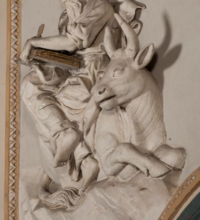 Zdjęcie nr 91: Kaplica pod wezwaniem Najświętszej Marii Panny i Wszystkich Świętych przylega do kościoła od południa, do pierwszego przęsła nawy, z którą komunikuje się za pomocą półkoliście zamkniętej arkady. Zbudowana została na planie kwadratu. Nakryto ją półsferyczną czaszą na pendentywach i zwieńczono latarnią. Wnętrze artykułowano za pomocą ślepej arkady z pilastrami i archiwoltami, ozdobionymi rzeźbioną dekoracją roślinną i kasetonami z rozetami w podłuczu. Ściany kaplicy zamyka wydatne belkowanie z fryzem i łacińską inskrypcją: &quot;DEVS MEVS ET OMNIA / DILEXI DOMINE DECOREM DOMVS / TUAE ET LOCUM HABITATIONIS GLORAE TUAE PSAL(MUS) XXV&quot;. Na czterech pendentywach umieszczono stiukowe kartusze, z czego dwa od strony wschodniej są są puste, a dwa od strony zachodniej wypełniają herby skwadrowane: Gryf, Kotwicz, Kotwicz, Zabawa i Jastrzębiec, Nowina, Gozdawa, Pobóg. Wnętrze doświetlają trzy takie same okulusy umieszczone na każdej ze ścian. Czwarty okulus w ścianie północnej jest zaślepiony. Glify okulusów dekorowane są kasetonami z rozetami. Ściany kaplicy oraz wnętrze kopuły i latarni pokrywa polichromia figuralna. Po arkadą na ścianie wschodniej zawieszono obraz Matki Boskiej z Dzieciątkiem w bogato rzeźbionej roślinno-kwiatowej ramie zwieńczonej godłem z dwiema skrzyżowanymi laskami marszałkowskimi. Pod obrazem znajduje się nagrobek dziecięcy Jana Czuryły (zm. 1560) w formie płaskorzeźbionej, prostokątnej płyty z wyobrażeniem zmarłego. Nad płytą zlokalizowano mniejszą z inskrypcją odnoszącą się do zmarłego. Z kolei wnętrze arkady z herbem Gryf w kluczu na ścianie południowej wypełnia trójosiowy nagrobek Branickich z półokrągłym zwieńczeniem. Natomiast w arkadzie zachodniej wyobrażono scenę Zdjęcia z krzyża w formie malowidła ściennego. Wyposażenie wnętrza dopełniają dwie drewniane ławy kościelne. Ściany zewnętrzne wspierają dwie niskie przypory widoczne w narożach kaplicy. Całość zakończona jest belkowaniem z fryzem zawierającym inskrypcję: &quot;AD LAVDEM DEI OPT(IMO) M(AXIMO) BEATEQUE GENITRICIS MARIAE VIRGINIS ET OMNIUM SANCTORU(M) HONOREM JOHANNES A RVSCZA BRANICZKI VENATOR CRACOVIEN(SIS) ET CAPITANEVS NIEPOLONICEN(SIS) - HANC CAPELLAM EX FVNDAMENTIS EREXIT ANNO D(OMI)NI 1596&quot;. Na ścianie południowej widnieje półokrągła blenda z malowanym przedstawieniem Matki Boskiej Częstochowskiej. Latarnię kaplicy wieńczy głowica z czterema maskami maszkaronów, na której wspiera się złocona kula z krzyżem.