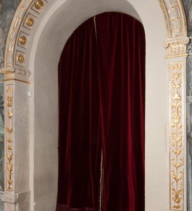 Zdjęcie nr 96: Kaplica pod wezwaniem Najświętszej Marii Panny i Wszystkich Świętych przylega do kościoła od południa, do pierwszego przęsła nawy, z którą komunikuje się za pomocą półkoliście zamkniętej arkady. Zbudowana została na planie kwadratu. Nakryto ją półsferyczną czaszą na pendentywach i zwieńczono latarnią. Wnętrze artykułowano za pomocą ślepej arkady z pilastrami i archiwoltami, ozdobionymi rzeźbioną dekoracją roślinną i kasetonami z rozetami w podłuczu. Ściany kaplicy zamyka wydatne belkowanie z fryzem i łacińską inskrypcją: "DEVS MEVS ET OMNIA / DILEXI DOMINE DECOREM DOMVS / TUAE ET LOCUM HABITATIONIS GLORAE TUAE PSAL(MUS) XXV". Na czterech pendentywach umieszczono stiukowe kartusze, z czego dwa od strony wschodniej są są puste, a dwa od strony zachodniej wypełniają herby skwadrowane: Gryf, Kotwicz, Kotwicz, Zabawa i Jastrzębiec, Nowina, Gozdawa, Pobóg. Wnętrze doświetlają trzy takie same okulusy umieszczone na każdej ze ścian. Czwarty okulus w ścianie północnej jest zaślepiony. Glify okulusów dekorowane są kasetonami z rozetami. Ściany kaplicy oraz wnętrze kopuły i latarni pokrywa polichromia figuralna. Po arkadą na ścianie wschodniej zawieszono obraz Matki Boskiej z Dzieciątkiem w bogato rzeźbionej roślinno-kwiatowej ramie zwieńczonej godłem z dwiema skrzyżowanymi laskami marszałkowskimi. Pod obrazem znajduje się nagrobek dziecięcy Jana Czuryły (zm. 1560) w formie płaskorzeźbionej, prostokątnej płyty z wyobrażeniem zmarłego. Nad płytą zlokalizowano mniejszą z inskrypcją odnoszącą się do zmarłego. Z kolei wnętrze arkady z herbem Gryf w kluczu na ścianie południowej wypełnia trójosiowy nagrobek Branickich z półokrągłym zwieńczeniem. Natomiast w arkadzie zachodniej wyobrażono scenę Zdjęcia z krzyża w formie malowidła ściennego. Wyposażenie wnętrza dopełniają dwie drewniane ławy kościelne. Ściany zewnętrzne wspierają dwie niskie przypory widoczne w narożach kaplicy. Całość zakończona jest belkowaniem z fryzem zawierającym inskrypcję: "AD LAVDEM DEI OPT(IMO) M(AXIMO) BEATEQUE GENITRICIS MARIAE VIRGINIS ET OMNIUM SANCTORU(M) HONOREM JOHANNES A RVSCZA BRANICZKI VENATOR CRACOVIEN(SIS) ET CAPITANEVS NIEPOLONICEN(SIS) - HANC CAPELLAM EX FVNDAMENTIS EREXIT ANNO D(OMI)NI 1596". Na ścianie południowej widnieje półokrągła blenda z malowanym przedstawieniem Matki Boskiej Częstochowskiej. Latarnię kaplicy wieńczy głowica z czterema maskami maszkaronów, na której wspiera się złocona kula z krzyżem.