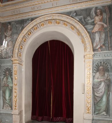 Zdjęcie nr 95: Kaplica pod wezwaniem Najświętszej Marii Panny i Wszystkich Świętych przylega do kościoła od południa, do pierwszego przęsła nawy, z którą komunikuje się za pomocą półkoliście zamkniętej arkady. Zbudowana została na planie kwadratu. Nakryto ją półsferyczną czaszą na pendentywach i zwieńczono latarnią. Wnętrze artykułowano za pomocą ślepej arkady z pilastrami i archiwoltami, ozdobionymi rzeźbioną dekoracją roślinną i kasetonami z rozetami w podłuczu. Ściany kaplicy zamyka wydatne belkowanie z fryzem i łacińską inskrypcją: &quot;DEVS MEVS ET OMNIA / DILEXI DOMINE DECOREM DOMVS / TUAE ET LOCUM HABITATIONIS GLORAE TUAE PSAL(MUS) XXV&quot;. Na czterech pendentywach umieszczono stiukowe kartusze, z czego dwa od strony wschodniej są są puste, a dwa od strony zachodniej wypełniają herby skwadrowane: Gryf, Kotwicz, Kotwicz, Zabawa i Jastrzębiec, Nowina, Gozdawa, Pobóg. Wnętrze doświetlają trzy takie same okulusy umieszczone na każdej ze ścian. Czwarty okulus w ścianie północnej jest zaślepiony. Glify okulusów dekorowane są kasetonami z rozetami. Ściany kaplicy oraz wnętrze kopuły i latarni pokrywa polichromia figuralna. Po arkadą na ścianie wschodniej zawieszono obraz Matki Boskiej z Dzieciątkiem w bogato rzeźbionej roślinno-kwiatowej ramie zwieńczonej godłem z dwiema skrzyżowanymi laskami marszałkowskimi. Pod obrazem znajduje się nagrobek dziecięcy Jana Czuryły (zm. 1560) w formie płaskorzeźbionej, prostokątnej płyty z wyobrażeniem zmarłego. Nad płytą zlokalizowano mniejszą z inskrypcją odnoszącą się do zmarłego. Z kolei wnętrze arkady z herbem Gryf w kluczu na ścianie południowej wypełnia trójosiowy nagrobek Branickich z półokrągłym zwieńczeniem. Natomiast w arkadzie zachodniej wyobrażono scenę Zdjęcia z krzyża w formie malowidła ściennego. Wyposażenie wnętrza dopełniają dwie drewniane ławy kościelne. Ściany zewnętrzne wspierają dwie niskie przypory widoczne w narożach kaplicy. Całość zakończona jest belkowaniem z fryzem zawierającym inskrypcję: &quot;AD LAVDEM DEI OPT(IMO) M(AXIMO) BEATEQUE GENITRICIS MARIAE VIRGINIS ET OMNIUM SANCTORU(M) HONOREM JOHANNES A RVSCZA BRANICZKI VENATOR CRACOVIEN(SIS) ET CAPITANEVS NIEPOLONICEN(SIS) - HANC CAPELLAM EX FVNDAMENTIS EREXIT ANNO D(OMI)NI 1596&quot;. Na ścianie południowej widnieje półokrągła blenda z malowanym przedstawieniem Matki Boskiej Częstochowskiej. Latarnię kaplicy wieńczy głowica z czterema maskami maszkaronów, na której wspiera się złocona kula z krzyżem.