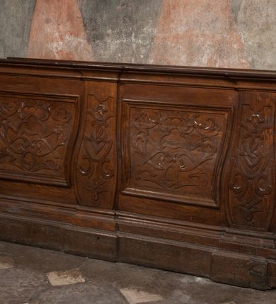 Zdjęcie nr 101: Kaplica pod wezwaniem Najświętszej Marii Panny i Wszystkich Świętych przylega do kościoła od południa, do pierwszego przęsła nawy, z którą komunikuje się za pomocą półkoliście zamkniętej arkady. Zbudowana została na planie kwadratu. Nakryto ją półsferyczną czaszą na pendentywach i zwieńczono latarnią. Wnętrze artykułowano za pomocą ślepej arkady z pilastrami i archiwoltami, ozdobionymi rzeźbioną dekoracją roślinną i kasetonami z rozetami w podłuczu. Ściany kaplicy zamyka wydatne belkowanie z fryzem i łacińską inskrypcją: "DEVS MEVS ET OMNIA / DILEXI DOMINE DECOREM DOMVS / TUAE ET LOCUM HABITATIONIS GLORAE TUAE PSAL(MUS) XXV". Na czterech pendentywach umieszczono stiukowe kartusze, z czego dwa od strony wschodniej są są puste, a dwa od strony zachodniej wypełniają herby skwadrowane: Gryf, Kotwicz, Kotwicz, Zabawa i Jastrzębiec, Nowina, Gozdawa, Pobóg. Wnętrze doświetlają trzy takie same okulusy umieszczone na każdej ze ścian. Czwarty okulus w ścianie północnej jest zaślepiony. Glify okulusów dekorowane są kasetonami z rozetami. Ściany kaplicy oraz wnętrze kopuły i latarni pokrywa polichromia figuralna. Po arkadą na ścianie wschodniej zawieszono obraz Matki Boskiej z Dzieciątkiem w bogato rzeźbionej roślinno-kwiatowej ramie zwieńczonej godłem z dwiema skrzyżowanymi laskami marszałkowskimi. Pod obrazem znajduje się nagrobek dziecięcy Jana Czuryły (zm. 1560) w formie płaskorzeźbionej, prostokątnej płyty z wyobrażeniem zmarłego. Nad płytą zlokalizowano mniejszą z inskrypcją odnoszącą się do zmarłego. Z kolei wnętrze arkady z herbem Gryf w kluczu na ścianie południowej wypełnia trójosiowy nagrobek Branickich z półokrągłym zwieńczeniem. Natomiast w arkadzie zachodniej wyobrażono scenę Zdjęcia z krzyża w formie malowidła ściennego. Wyposażenie wnętrza dopełniają dwie drewniane ławy kościelne. Ściany zewnętrzne wspierają dwie niskie przypory widoczne w narożach kaplicy. Całość zakończona jest belkowaniem z fryzem zawierającym inskrypcję: "AD LAVDEM DEI OPT(IMO) M(AXIMO) BEATEQUE GENITRICIS MARIAE VIRGINIS ET OMNIUM SANCTORU(M) HONOREM JOHANNES A RVSCZA BRANICZKI VENATOR CRACOVIEN(SIS) ET CAPITANEVS NIEPOLONICEN(SIS) - HANC CAPELLAM EX FVNDAMENTIS EREXIT ANNO D(OMI)NI 1596". Na ścianie południowej widnieje półokrągła blenda z malowanym przedstawieniem Matki Boskiej Częstochowskiej. Latarnię kaplicy wieńczy głowica z czterema maskami maszkaronów, na której wspiera się złocona kula z krzyżem.