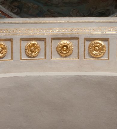 Zdjęcie nr 94: Kaplica pod wezwaniem Najświętszej Marii Panny i Wszystkich Świętych przylega do kościoła od południa, do pierwszego przęsła nawy, z którą komunikuje się za pomocą półkoliście zamkniętej arkady. Zbudowana została na planie kwadratu. Nakryto ją półsferyczną czaszą na pendentywach i zwieńczono latarnią. Wnętrze artykułowano za pomocą ślepej arkady z pilastrami i archiwoltami, ozdobionymi rzeźbioną dekoracją roślinną i kasetonami z rozetami w podłuczu. Ściany kaplicy zamyka wydatne belkowanie z fryzem i łacińską inskrypcją: &quot;DEVS MEVS ET OMNIA / DILEXI DOMINE DECOREM DOMVS / TUAE ET LOCUM HABITATIONIS GLORAE TUAE PSAL(MUS) XXV&quot;. Na czterech pendentywach umieszczono stiukowe kartusze, z czego dwa od strony wschodniej są są puste, a dwa od strony zachodniej wypełniają herby skwadrowane: Gryf, Kotwicz, Kotwicz, Zabawa i Jastrzębiec, Nowina, Gozdawa, Pobóg. Wnętrze doświetlają trzy takie same okulusy umieszczone na każdej ze ścian. Czwarty okulus w ścianie północnej jest zaślepiony. Glify okulusów dekorowane są kasetonami z rozetami. Ściany kaplicy oraz wnętrze kopuły i latarni pokrywa polichromia figuralna. Po arkadą na ścianie wschodniej zawieszono obraz Matki Boskiej z Dzieciątkiem w bogato rzeźbionej roślinno-kwiatowej ramie zwieńczonej godłem z dwiema skrzyżowanymi laskami marszałkowskimi. Pod obrazem znajduje się nagrobek dziecięcy Jana Czuryły (zm. 1560) w formie płaskorzeźbionej, prostokątnej płyty z wyobrażeniem zmarłego. Nad płytą zlokalizowano mniejszą z inskrypcją odnoszącą się do zmarłego. Z kolei wnętrze arkady z herbem Gryf w kluczu na ścianie południowej wypełnia trójosiowy nagrobek Branickich z półokrągłym zwieńczeniem. Natomiast w arkadzie zachodniej wyobrażono scenę Zdjęcia z krzyża w formie malowidła ściennego. Wyposażenie wnętrza dopełniają dwie drewniane ławy kościelne. Ściany zewnętrzne wspierają dwie niskie przypory widoczne w narożach kaplicy. Całość zakończona jest belkowaniem z fryzem zawierającym inskrypcję: &quot;AD LAVDEM DEI OPT(IMO) M(AXIMO) BEATEQUE GENITRICIS MARIAE VIRGINIS ET OMNIUM SANCTORU(M) HONOREM JOHANNES A RVSCZA BRANICZKI VENATOR CRACOVIEN(SIS) ET CAPITANEVS NIEPOLONICEN(SIS) - HANC CAPELLAM EX FVNDAMENTIS EREXIT ANNO D(OMI)NI 1596&quot;. Na ścianie południowej widnieje półokrągła blenda z malowanym przedstawieniem Matki Boskiej Częstochowskiej. Latarnię kaplicy wieńczy głowica z czterema maskami maszkaronów, na której wspiera się złocona kula z krzyżem.