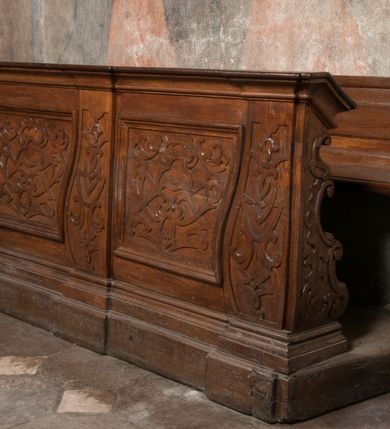 Zdjęcie nr 100: Kaplica pod wezwaniem Najświętszej Marii Panny i Wszystkich Świętych przylega do kościoła od południa, do pierwszego przęsła nawy, z którą komunikuje się za pomocą półkoliście zamkniętej arkady. Zbudowana została na planie kwadratu. Nakryto ją półsferyczną czaszą na pendentywach i zwieńczono latarnią. Wnętrze artykułowano za pomocą ślepej arkady z pilastrami i archiwoltami, ozdobionymi rzeźbioną dekoracją roślinną i kasetonami z rozetami w podłuczu. Ściany kaplicy zamyka wydatne belkowanie z fryzem i łacińską inskrypcją: "DEVS MEVS ET OMNIA / DILEXI DOMINE DECOREM DOMVS / TUAE ET LOCUM HABITATIONIS GLORAE TUAE PSAL(MUS) XXV". Na czterech pendentywach umieszczono stiukowe kartusze, z czego dwa od strony wschodniej są są puste, a dwa od strony zachodniej wypełniają herby skwadrowane: Gryf, Kotwicz, Kotwicz, Zabawa i Jastrzębiec, Nowina, Gozdawa, Pobóg. Wnętrze doświetlają trzy takie same okulusy umieszczone na każdej ze ścian. Czwarty okulus w ścianie północnej jest zaślepiony. Glify okulusów dekorowane są kasetonami z rozetami. Ściany kaplicy oraz wnętrze kopuły i latarni pokrywa polichromia figuralna. Po arkadą na ścianie wschodniej zawieszono obraz Matki Boskiej z Dzieciątkiem w bogato rzeźbionej roślinno-kwiatowej ramie zwieńczonej godłem z dwiema skrzyżowanymi laskami marszałkowskimi. Pod obrazem znajduje się nagrobek dziecięcy Jana Czuryły (zm. 1560) w formie płaskorzeźbionej, prostokątnej płyty z wyobrażeniem zmarłego. Nad płytą zlokalizowano mniejszą z inskrypcją odnoszącą się do zmarłego. Z kolei wnętrze arkady z herbem Gryf w kluczu na ścianie południowej wypełnia trójosiowy nagrobek Branickich z półokrągłym zwieńczeniem. Natomiast w arkadzie zachodniej wyobrażono scenę Zdjęcia z krzyża w formie malowidła ściennego. Wyposażenie wnętrza dopełniają dwie drewniane ławy kościelne. Ściany zewnętrzne wspierają dwie niskie przypory widoczne w narożach kaplicy. Całość zakończona jest belkowaniem z fryzem zawierającym inskrypcję: "AD LAVDEM DEI OPT(IMO) M(AXIMO) BEATEQUE GENITRICIS MARIAE VIRGINIS ET OMNIUM SANCTORU(M) HONOREM JOHANNES A RVSCZA BRANICZKI VENATOR CRACOVIEN(SIS) ET CAPITANEVS NIEPOLONICEN(SIS) - HANC CAPELLAM EX FVNDAMENTIS EREXIT ANNO D(OMI)NI 1596". Na ścianie południowej widnieje półokrągła blenda z malowanym przedstawieniem Matki Boskiej Częstochowskiej. Latarnię kaplicy wieńczy głowica z czterema maskami maszkaronów, na której wspiera się złocona kula z krzyżem.