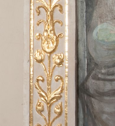 Zdjęcie nr 93: Kaplica pod wezwaniem Najświętszej Marii Panny i Wszystkich Świętych przylega do kościoła od południa, do pierwszego przęsła nawy, z którą komunikuje się za pomocą półkoliście zamkniętej arkady. Zbudowana została na planie kwadratu. Nakryto ją półsferyczną czaszą na pendentywach i zwieńczono latarnią. Wnętrze artykułowano za pomocą ślepej arkady z pilastrami i archiwoltami, ozdobionymi rzeźbioną dekoracją roślinną i kasetonami z rozetami w podłuczu. Ściany kaplicy zamyka wydatne belkowanie z fryzem i łacińską inskrypcją: &quot;DEVS MEVS ET OMNIA / DILEXI DOMINE DECOREM DOMVS / TUAE ET LOCUM HABITATIONIS GLORAE TUAE PSAL(MUS) XXV&quot;. Na czterech pendentywach umieszczono stiukowe kartusze, z czego dwa od strony wschodniej są są puste, a dwa od strony zachodniej wypełniają herby skwadrowane: Gryf, Kotwicz, Kotwicz, Zabawa i Jastrzębiec, Nowina, Gozdawa, Pobóg. Wnętrze doświetlają trzy takie same okulusy umieszczone na każdej ze ścian. Czwarty okulus w ścianie północnej jest zaślepiony. Glify okulusów dekorowane są kasetonami z rozetami. Ściany kaplicy oraz wnętrze kopuły i latarni pokrywa polichromia figuralna. Po arkadą na ścianie wschodniej zawieszono obraz Matki Boskiej z Dzieciątkiem w bogato rzeźbionej roślinno-kwiatowej ramie zwieńczonej godłem z dwiema skrzyżowanymi laskami marszałkowskimi. Pod obrazem znajduje się nagrobek dziecięcy Jana Czuryły (zm. 1560) w formie płaskorzeźbionej, prostokątnej płyty z wyobrażeniem zmarłego. Nad płytą zlokalizowano mniejszą z inskrypcją odnoszącą się do zmarłego. Z kolei wnętrze arkady z herbem Gryf w kluczu na ścianie południowej wypełnia trójosiowy nagrobek Branickich z półokrągłym zwieńczeniem. Natomiast w arkadzie zachodniej wyobrażono scenę Zdjęcia z krzyża w formie malowidła ściennego. Wyposażenie wnętrza dopełniają dwie drewniane ławy kościelne. Ściany zewnętrzne wspierają dwie niskie przypory widoczne w narożach kaplicy. Całość zakończona jest belkowaniem z fryzem zawierającym inskrypcję: &quot;AD LAVDEM DEI OPT(IMO) M(AXIMO) BEATEQUE GENITRICIS MARIAE VIRGINIS ET OMNIUM SANCTORU(M) HONOREM JOHANNES A RVSCZA BRANICZKI VENATOR CRACOVIEN(SIS) ET CAPITANEVS NIEPOLONICEN(SIS) - HANC CAPELLAM EX FVNDAMENTIS EREXIT ANNO D(OMI)NI 1596&quot;. Na ścianie południowej widnieje półokrągła blenda z malowanym przedstawieniem Matki Boskiej Częstochowskiej. Latarnię kaplicy wieńczy głowica z czterema maskami maszkaronów, na której wspiera się złocona kula z krzyżem.