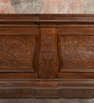 Zdjęcie nr 99: Kaplica pod wezwaniem Najświętszej Marii Panny i Wszystkich Świętych przylega do kościoła od południa, do pierwszego przęsła nawy, z którą komunikuje się za pomocą półkoliście zamkniętej arkady. Zbudowana została na planie kwadratu. Nakryto ją półsferyczną czaszą na pendentywach i zwieńczono latarnią. Wnętrze artykułowano za pomocą ślepej arkady z pilastrami i archiwoltami, ozdobionymi rzeźbioną dekoracją roślinną i kasetonami z rozetami w podłuczu. Ściany kaplicy zamyka wydatne belkowanie z fryzem i łacińską inskrypcją: "DEVS MEVS ET OMNIA / DILEXI DOMINE DECOREM DOMVS / TUAE ET LOCUM HABITATIONIS GLORAE TUAE PSAL(MUS) XXV". Na czterech pendentywach umieszczono stiukowe kartusze, z czego dwa od strony wschodniej są są puste, a dwa od strony zachodniej wypełniają herby skwadrowane: Gryf, Kotwicz, Kotwicz, Zabawa i Jastrzębiec, Nowina, Gozdawa, Pobóg. Wnętrze doświetlają trzy takie same okulusy umieszczone na każdej ze ścian. Czwarty okulus w ścianie północnej jest zaślepiony. Glify okulusów dekorowane są kasetonami z rozetami. Ściany kaplicy oraz wnętrze kopuły i latarni pokrywa polichromia figuralna. Po arkadą na ścianie wschodniej zawieszono obraz Matki Boskiej z Dzieciątkiem w bogato rzeźbionej roślinno-kwiatowej ramie zwieńczonej godłem z dwiema skrzyżowanymi laskami marszałkowskimi. Pod obrazem znajduje się nagrobek dziecięcy Jana Czuryły (zm. 1560) w formie płaskorzeźbionej, prostokątnej płyty z wyobrażeniem zmarłego. Nad płytą zlokalizowano mniejszą z inskrypcją odnoszącą się do zmarłego. Z kolei wnętrze arkady z herbem Gryf w kluczu na ścianie południowej wypełnia trójosiowy nagrobek Branickich z półokrągłym zwieńczeniem. Natomiast w arkadzie zachodniej wyobrażono scenę Zdjęcia z krzyża w formie malowidła ściennego. Wyposażenie wnętrza dopełniają dwie drewniane ławy kościelne. Ściany zewnętrzne wspierają dwie niskie przypory widoczne w narożach kaplicy. Całość zakończona jest belkowaniem z fryzem zawierającym inskrypcję: "AD LAVDEM DEI OPT(IMO) M(AXIMO) BEATEQUE GENITRICIS MARIAE VIRGINIS ET OMNIUM SANCTORU(M) HONOREM JOHANNES A RVSCZA BRANICZKI VENATOR CRACOVIEN(SIS) ET CAPITANEVS NIEPOLONICEN(SIS) - HANC CAPELLAM EX FVNDAMENTIS EREXIT ANNO D(OMI)NI 1596". Na ścianie południowej widnieje półokrągła blenda z malowanym przedstawieniem Matki Boskiej Częstochowskiej. Latarnię kaplicy wieńczy głowica z czterema maskami maszkaronów, na której wspiera się złocona kula z krzyżem.