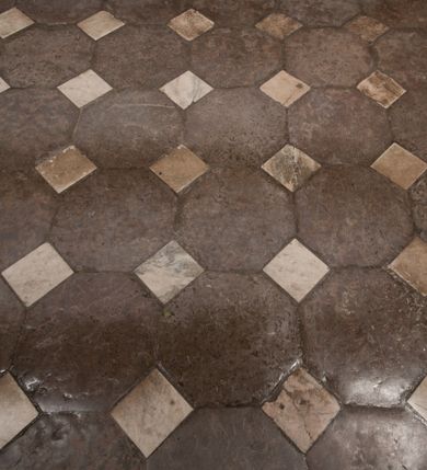 Zdjęcie nr 104: Kaplica pod wezwaniem Najświętszej Marii Panny i Wszystkich Świętych przylega do kościoła od południa, do pierwszego przęsła nawy, z którą komunikuje się za pomocą półkoliście zamkniętej arkady. Zbudowana została na planie kwadratu. Nakryto ją półsferyczną czaszą na pendentywach i zwieńczono latarnią. Wnętrze artykułowano za pomocą ślepej arkady z pilastrami i archiwoltami, ozdobionymi rzeźbioną dekoracją roślinną i kasetonami z rozetami w podłuczu. Ściany kaplicy zamyka wydatne belkowanie z fryzem i łacińską inskrypcją: &quot;DEVS MEVS ET OMNIA / DILEXI DOMINE DECOREM DOMVS / TUAE ET LOCUM HABITATIONIS GLORAE TUAE PSAL(MUS) XXV&quot;. Na czterech pendentywach umieszczono stiukowe kartusze, z czego dwa od strony wschodniej są są puste, a dwa od strony zachodniej wypełniają herby skwadrowane: Gryf, Kotwicz, Kotwicz, Zabawa i Jastrzębiec, Nowina, Gozdawa, Pobóg. Wnętrze doświetlają trzy takie same okulusy umieszczone na każdej ze ścian. Czwarty okulus w ścianie północnej jest zaślepiony. Glify okulusów dekorowane są kasetonami z rozetami. Ściany kaplicy oraz wnętrze kopuły i latarni pokrywa polichromia figuralna. Po arkadą na ścianie wschodniej zawieszono obraz Matki Boskiej z Dzieciątkiem w bogato rzeźbionej roślinno-kwiatowej ramie zwieńczonej godłem z dwiema skrzyżowanymi laskami marszałkowskimi. Pod obrazem znajduje się nagrobek dziecięcy Jana Czuryły (zm. 1560) w formie płaskorzeźbionej, prostokątnej płyty z wyobrażeniem zmarłego. Nad płytą zlokalizowano mniejszą z inskrypcją odnoszącą się do zmarłego. Z kolei wnętrze arkady z herbem Gryf w kluczu na ścianie południowej wypełnia trójosiowy nagrobek Branickich z półokrągłym zwieńczeniem. Natomiast w arkadzie zachodniej wyobrażono scenę Zdjęcia z krzyża w formie malowidła ściennego. Wyposażenie wnętrza dopełniają dwie drewniane ławy kościelne. Ściany zewnętrzne wspierają dwie niskie przypory widoczne w narożach kaplicy. Całość zakończona jest belkowaniem z fryzem zawierającym inskrypcję: &quot;AD LAVDEM DEI OPT(IMO) M(AXIMO) BEATEQUE GENITRICIS MARIAE VIRGINIS ET OMNIUM SANCTORU(M) HONOREM JOHANNES A RVSCZA BRANICZKI VENATOR CRACOVIEN(SIS) ET CAPITANEVS NIEPOLONICEN(SIS) - HANC CAPELLAM EX FVNDAMENTIS EREXIT ANNO D(OMI)NI 1596&quot;. Na ścianie południowej widnieje półokrągła blenda z malowanym przedstawieniem Matki Boskiej Częstochowskiej. Latarnię kaplicy wieńczy głowica z czterema maskami maszkaronów, na której wspiera się złocona kula z krzyżem.