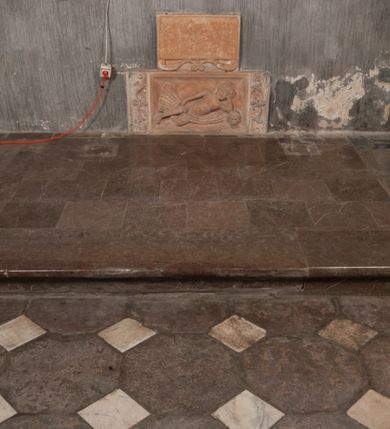 Zdjęcie nr 105: Kaplica pod wezwaniem Najświętszej Marii Panny i Wszystkich Świętych przylega do kościoła od południa, do pierwszego przęsła nawy, z którą komunikuje się za pomocą półkoliście zamkniętej arkady. Zbudowana została na planie kwadratu. Nakryto ją półsferyczną czaszą na pendentywach i zwieńczono latarnią. Wnętrze artykułowano za pomocą ślepej arkady z pilastrami i archiwoltami, ozdobionymi rzeźbioną dekoracją roślinną i kasetonami z rozetami w podłuczu. Ściany kaplicy zamyka wydatne belkowanie z fryzem i łacińską inskrypcją: "DEVS MEVS ET OMNIA / DILEXI DOMINE DECOREM DOMVS / TUAE ET LOCUM HABITATIONIS GLORAE TUAE PSAL(MUS) XXV". Na czterech pendentywach umieszczono stiukowe kartusze, z czego dwa od strony wschodniej są są puste, a dwa od strony zachodniej wypełniają herby skwadrowane: Gryf, Kotwicz, Kotwicz, Zabawa i Jastrzębiec, Nowina, Gozdawa, Pobóg. Wnętrze doświetlają trzy takie same okulusy umieszczone na każdej ze ścian. Czwarty okulus w ścianie północnej jest zaślepiony. Glify okulusów dekorowane są kasetonami z rozetami. Ściany kaplicy oraz wnętrze kopuły i latarni pokrywa polichromia figuralna. Po arkadą na ścianie wschodniej zawieszono obraz Matki Boskiej z Dzieciątkiem w bogato rzeźbionej roślinno-kwiatowej ramie zwieńczonej godłem z dwiema skrzyżowanymi laskami marszałkowskimi. Pod obrazem znajduje się nagrobek dziecięcy Jana Czuryły (zm. 1560) w formie płaskorzeźbionej, prostokątnej płyty z wyobrażeniem zmarłego. Nad płytą zlokalizowano mniejszą z inskrypcją odnoszącą się do zmarłego. Z kolei wnętrze arkady z herbem Gryf w kluczu na ścianie południowej wypełnia trójosiowy nagrobek Branickich z półokrągłym zwieńczeniem. Natomiast w arkadzie zachodniej wyobrażono scenę Zdjęcia z krzyża w formie malowidła ściennego. Wyposażenie wnętrza dopełniają dwie drewniane ławy kościelne. Ściany zewnętrzne wspierają dwie niskie przypory widoczne w narożach kaplicy. Całość zakończona jest belkowaniem z fryzem zawierającym inskrypcję: "AD LAVDEM DEI OPT(IMO) M(AXIMO) BEATEQUE GENITRICIS MARIAE VIRGINIS ET OMNIUM SANCTORU(M) HONOREM JOHANNES A RVSCZA BRANICZKI VENATOR CRACOVIEN(SIS) ET CAPITANEVS NIEPOLONICEN(SIS) - HANC CAPELLAM EX FVNDAMENTIS EREXIT ANNO D(OMI)NI 1596". Na ścianie południowej widnieje półokrągła blenda z malowanym przedstawieniem Matki Boskiej Częstochowskiej. Latarnię kaplicy wieńczy głowica z czterema maskami maszkaronów, na której wspiera się złocona kula z krzyżem.