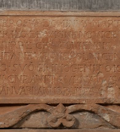 Zdjęcie nr 106: Kaplica pod wezwaniem Najświętszej Marii Panny i Wszystkich Świętych przylega do kościoła od południa, do pierwszego przęsła nawy, z którą komunikuje się za pomocą półkoliście zamkniętej arkady. Zbudowana została na planie kwadratu. Nakryto ją półsferyczną czaszą na pendentywach i zwieńczono latarnią. Wnętrze artykułowano za pomocą ślepej arkady z pilastrami i archiwoltami, ozdobionymi rzeźbioną dekoracją roślinną i kasetonami z rozetami w podłuczu. Ściany kaplicy zamyka wydatne belkowanie z fryzem i łacińską inskrypcją: &quot;DEVS MEVS ET OMNIA / DILEXI DOMINE DECOREM DOMVS / TUAE ET LOCUM HABITATIONIS GLORAE TUAE PSAL(MUS) XXV&quot;. Na czterech pendentywach umieszczono stiukowe kartusze, z czego dwa od strony wschodniej są są puste, a dwa od strony zachodniej wypełniają herby skwadrowane: Gryf, Kotwicz, Kotwicz, Zabawa i Jastrzębiec, Nowina, Gozdawa, Pobóg. Wnętrze doświetlają trzy takie same okulusy umieszczone na każdej ze ścian. Czwarty okulus w ścianie północnej jest zaślepiony. Glify okulusów dekorowane są kasetonami z rozetami. Ściany kaplicy oraz wnętrze kopuły i latarni pokrywa polichromia figuralna. Po arkadą na ścianie wschodniej zawieszono obraz Matki Boskiej z Dzieciątkiem w bogato rzeźbionej roślinno-kwiatowej ramie zwieńczonej godłem z dwiema skrzyżowanymi laskami marszałkowskimi. Pod obrazem znajduje się nagrobek dziecięcy Jana Czuryły (zm. 1560) w formie płaskorzeźbionej, prostokątnej płyty z wyobrażeniem zmarłego. Nad płytą zlokalizowano mniejszą z inskrypcją odnoszącą się do zmarłego. Z kolei wnętrze arkady z herbem Gryf w kluczu na ścianie południowej wypełnia trójosiowy nagrobek Branickich z półokrągłym zwieńczeniem. Natomiast w arkadzie zachodniej wyobrażono scenę Zdjęcia z krzyża w formie malowidła ściennego. Wyposażenie wnętrza dopełniają dwie drewniane ławy kościelne. Ściany zewnętrzne wspierają dwie niskie przypory widoczne w narożach kaplicy. Całość zakończona jest belkowaniem z fryzem zawierającym inskrypcję: &quot;AD LAVDEM DEI OPT(IMO) M(AXIMO) BEATEQUE GENITRICIS MARIAE VIRGINIS ET OMNIUM SANCTORU(M) HONOREM JOHANNES A RVSCZA BRANICZKI VENATOR CRACOVIEN(SIS) ET CAPITANEVS NIEPOLONICEN(SIS) - HANC CAPELLAM EX FVNDAMENTIS EREXIT ANNO D(OMI)NI 1596&quot;. Na ścianie południowej widnieje półokrągła blenda z malowanym przedstawieniem Matki Boskiej Częstochowskiej. Latarnię kaplicy wieńczy głowica z czterema maskami maszkaronów, na której wspiera się złocona kula z krzyżem.