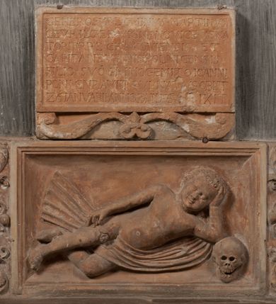 Zdjęcie nr 108: Kaplica pod wezwaniem Najświętszej Marii Panny i Wszystkich Świętych przylega do kościoła od południa, do pierwszego przęsła nawy, z którą komunikuje się za pomocą półkoliście zamkniętej arkady. Zbudowana została na planie kwadratu. Nakryto ją półsferyczną czaszą na pendentywach i zwieńczono latarnią. Wnętrze artykułowano za pomocą ślepej arkady z pilastrami i archiwoltami, ozdobionymi rzeźbioną dekoracją roślinną i kasetonami z rozetami w podłuczu. Ściany kaplicy zamyka wydatne belkowanie z fryzem i łacińską inskrypcją: "DEVS MEVS ET OMNIA / DILEXI DOMINE DECOREM DOMVS / TUAE ET LOCUM HABITATIONIS GLORAE TUAE PSAL(MUS) XXV". Na czterech pendentywach umieszczono stiukowe kartusze, z czego dwa od strony wschodniej są są puste, a dwa od strony zachodniej wypełniają herby skwadrowane: Gryf, Kotwicz, Kotwicz, Zabawa i Jastrzębiec, Nowina, Gozdawa, Pobóg. Wnętrze doświetlają trzy takie same okulusy umieszczone na każdej ze ścian. Czwarty okulus w ścianie północnej jest zaślepiony. Glify okulusów dekorowane są kasetonami z rozetami. Ściany kaplicy oraz wnętrze kopuły i latarni pokrywa polichromia figuralna. Po arkadą na ścianie wschodniej zawieszono obraz Matki Boskiej z Dzieciątkiem w bogato rzeźbionej roślinno-kwiatowej ramie zwieńczonej godłem z dwiema skrzyżowanymi laskami marszałkowskimi. Pod obrazem znajduje się nagrobek dziecięcy Jana Czuryły (zm. 1560) w formie płaskorzeźbionej, prostokątnej płyty z wyobrażeniem zmarłego. Nad płytą zlokalizowano mniejszą z inskrypcją odnoszącą się do zmarłego. Z kolei wnętrze arkady z herbem Gryf w kluczu na ścianie południowej wypełnia trójosiowy nagrobek Branickich z półokrągłym zwieńczeniem. Natomiast w arkadzie zachodniej wyobrażono scenę Zdjęcia z krzyża w formie malowidła ściennego. Wyposażenie wnętrza dopełniają dwie drewniane ławy kościelne. Ściany zewnętrzne wspierają dwie niskie przypory widoczne w narożach kaplicy. Całość zakończona jest belkowaniem z fryzem zawierającym inskrypcję: "AD LAVDEM DEI OPT(IMO) M(AXIMO) BEATEQUE GENITRICIS MARIAE VIRGINIS ET OMNIUM SANCTORU(M) HONOREM JOHANNES A RVSCZA BRANICZKI VENATOR CRACOVIEN(SIS) ET CAPITANEVS NIEPOLONICEN(SIS) - HANC CAPELLAM EX FVNDAMENTIS EREXIT ANNO D(OMI)NI 1596". Na ścianie południowej widnieje półokrągła blenda z malowanym przedstawieniem Matki Boskiej Częstochowskiej. Latarnię kaplicy wieńczy głowica z czterema maskami maszkaronów, na której wspiera się złocona kula z krzyżem.