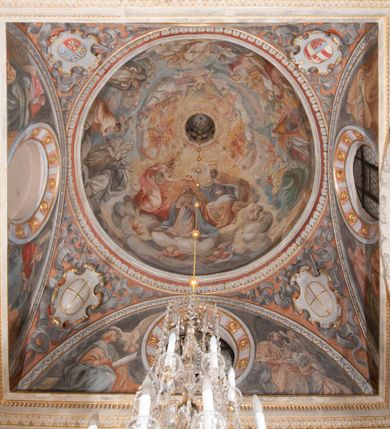 Zdjęcie nr 112: Kaplica pod wezwaniem Najświętszej Marii Panny i Wszystkich Świętych przylega do kościoła od południa, do pierwszego przęsła nawy, z którą komunikuje się za pomocą półkoliście zamkniętej arkady. Zbudowana została na planie kwadratu. Nakryto ją półsferyczną czaszą na pendentywach i zwieńczono latarnią. Wnętrze artykułowano za pomocą ślepej arkady z pilastrami i archiwoltami, ozdobionymi rzeźbioną dekoracją roślinną i kasetonami z rozetami w podłuczu. Ściany kaplicy zamyka wydatne belkowanie z fryzem i łacińską inskrypcją: "DEVS MEVS ET OMNIA / DILEXI DOMINE DECOREM DOMVS / TUAE ET LOCUM HABITATIONIS GLORAE TUAE PSAL(MUS) XXV". Na czterech pendentywach umieszczono stiukowe kartusze, z czego dwa od strony wschodniej są są puste, a dwa od strony zachodniej wypełniają herby skwadrowane: Gryf, Kotwicz, Kotwicz, Zabawa i Jastrzębiec, Nowina, Gozdawa, Pobóg. Wnętrze doświetlają trzy takie same okulusy umieszczone na każdej ze ścian. Czwarty okulus w ścianie północnej jest zaślepiony. Glify okulusów dekorowane są kasetonami z rozetami. Ściany kaplicy oraz wnętrze kopuły i latarni pokrywa polichromia figuralna. Po arkadą na ścianie wschodniej zawieszono obraz Matki Boskiej z Dzieciątkiem w bogato rzeźbionej roślinno-kwiatowej ramie zwieńczonej godłem z dwiema skrzyżowanymi laskami marszałkowskimi. Pod obrazem znajduje się nagrobek dziecięcy Jana Czuryły (zm. 1560) w formie płaskorzeźbionej, prostokątnej płyty z wyobrażeniem zmarłego. Nad płytą zlokalizowano mniejszą z inskrypcją odnoszącą się do zmarłego. Z kolei wnętrze arkady z herbem Gryf w kluczu na ścianie południowej wypełnia trójosiowy nagrobek Branickich z półokrągłym zwieńczeniem. Natomiast w arkadzie zachodniej wyobrażono scenę Zdjęcia z krzyża w formie malowidła ściennego. Wyposażenie wnętrza dopełniają dwie drewniane ławy kościelne. Ściany zewnętrzne wspierają dwie niskie przypory widoczne w narożach kaplicy. Całość zakończona jest belkowaniem z fryzem zawierającym inskrypcję: "AD LAVDEM DEI OPT(IMO) M(AXIMO) BEATEQUE GENITRICIS MARIAE VIRGINIS ET OMNIUM SANCTORU(M) HONOREM JOHANNES A RVSCZA BRANICZKI VENATOR CRACOVIEN(SIS) ET CAPITANEVS NIEPOLONICEN(SIS) - HANC CAPELLAM EX FVNDAMENTIS EREXIT ANNO D(OMI)NI 1596". Na ścianie południowej widnieje półokrągła blenda z malowanym przedstawieniem Matki Boskiej Częstochowskiej. Latarnię kaplicy wieńczy głowica z czterema maskami maszkaronów, na której wspiera się złocona kula z krzyżem.