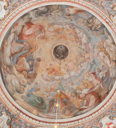 Zdjęcie nr 116: Kaplica pod wezwaniem Najświętszej Marii Panny i Wszystkich Świętych przylega do kościoła od południa, do pierwszego przęsła nawy, z którą komunikuje się za pomocą półkoliście zamkniętej arkady. Zbudowana została na planie kwadratu. Nakryto ją półsferyczną czaszą na pendentywach i zwieńczono latarnią. Wnętrze artykułowano za pomocą ślepej arkady z pilastrami i archiwoltami, ozdobionymi rzeźbioną dekoracją roślinną i kasetonami z rozetami w podłuczu. Ściany kaplicy zamyka wydatne belkowanie z fryzem i łacińską inskrypcją: "DEVS MEVS ET OMNIA / DILEXI DOMINE DECOREM DOMVS / TUAE ET LOCUM HABITATIONIS GLORAE TUAE PSAL(MUS) XXV". Na czterech pendentywach umieszczono stiukowe kartusze, z czego dwa od strony wschodniej są są puste, a dwa od strony zachodniej wypełniają herby skwadrowane: Gryf, Kotwicz, Kotwicz, Zabawa i Jastrzębiec, Nowina, Gozdawa, Pobóg. Wnętrze doświetlają trzy takie same okulusy umieszczone na każdej ze ścian. Czwarty okulus w ścianie północnej jest zaślepiony. Glify okulusów dekorowane są kasetonami z rozetami. Ściany kaplicy oraz wnętrze kopuły i latarni pokrywa polichromia figuralna. Po arkadą na ścianie wschodniej zawieszono obraz Matki Boskiej z Dzieciątkiem w bogato rzeźbionej roślinno-kwiatowej ramie zwieńczonej godłem z dwiema skrzyżowanymi laskami marszałkowskimi. Pod obrazem znajduje się nagrobek dziecięcy Jana Czuryły (zm. 1560) w formie płaskorzeźbionej, prostokątnej płyty z wyobrażeniem zmarłego. Nad płytą zlokalizowano mniejszą z inskrypcją odnoszącą się do zmarłego. Z kolei wnętrze arkady z herbem Gryf w kluczu na ścianie południowej wypełnia trójosiowy nagrobek Branickich z półokrągłym zwieńczeniem. Natomiast w arkadzie zachodniej wyobrażono scenę Zdjęcia z krzyża w formie malowidła ściennego. Wyposażenie wnętrza dopełniają dwie drewniane ławy kościelne. Ściany zewnętrzne wspierają dwie niskie przypory widoczne w narożach kaplicy. Całość zakończona jest belkowaniem z fryzem zawierającym inskrypcję: "AD LAVDEM DEI OPT(IMO) M(AXIMO) BEATEQUE GENITRICIS MARIAE VIRGINIS ET OMNIUM SANCTORU(M) HONOREM JOHANNES A RVSCZA BRANICZKI VENATOR CRACOVIEN(SIS) ET CAPITANEVS NIEPOLONICEN(SIS) - HANC CAPELLAM EX FVNDAMENTIS EREXIT ANNO D(OMI)NI 1596". Na ścianie południowej widnieje półokrągła blenda z malowanym przedstawieniem Matki Boskiej Częstochowskiej. Latarnię kaplicy wieńczy głowica z czterema maskami maszkaronów, na której wspiera się złocona kula z krzyżem.