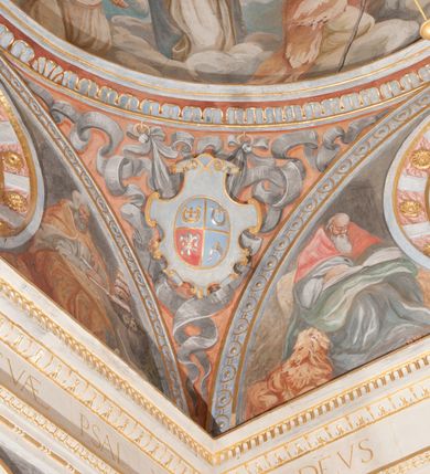 Zdjęcie nr 121: Kaplica pod wezwaniem Najświętszej Marii Panny i Wszystkich Świętych przylega do kościoła od południa, do pierwszego przęsła nawy, z którą komunikuje się za pomocą półkoliście zamkniętej arkady. Zbudowana została na planie kwadratu. Nakryto ją półsferyczną czaszą na pendentywach i zwieńczono latarnią. Wnętrze artykułowano za pomocą ślepej arkady z pilastrami i archiwoltami, ozdobionymi rzeźbioną dekoracją roślinną i kasetonami z rozetami w podłuczu. Ściany kaplicy zamyka wydatne belkowanie z fryzem i łacińską inskrypcją: "DEVS MEVS ET OMNIA / DILEXI DOMINE DECOREM DOMVS / TUAE ET LOCUM HABITATIONIS GLORAE TUAE PSAL(MUS) XXV". Na czterech pendentywach umieszczono stiukowe kartusze, z czego dwa od strony wschodniej są są puste, a dwa od strony zachodniej wypełniają herby skwadrowane: Gryf, Kotwicz, Kotwicz, Zabawa i Jastrzębiec, Nowina, Gozdawa, Pobóg. Wnętrze doświetlają trzy takie same okulusy umieszczone na każdej ze ścian. Czwarty okulus w ścianie północnej jest zaślepiony. Glify okulusów dekorowane są kasetonami z rozetami. Ściany kaplicy oraz wnętrze kopuły i latarni pokrywa polichromia figuralna. Po arkadą na ścianie wschodniej zawieszono obraz Matki Boskiej z Dzieciątkiem w bogato rzeźbionej roślinno-kwiatowej ramie zwieńczonej godłem z dwiema skrzyżowanymi laskami marszałkowskimi. Pod obrazem znajduje się nagrobek dziecięcy Jana Czuryły (zm. 1560) w formie płaskorzeźbionej, prostokątnej płyty z wyobrażeniem zmarłego. Nad płytą zlokalizowano mniejszą z inskrypcją odnoszącą się do zmarłego. Z kolei wnętrze arkady z herbem Gryf w kluczu na ścianie południowej wypełnia trójosiowy nagrobek Branickich z półokrągłym zwieńczeniem. Natomiast w arkadzie zachodniej wyobrażono scenę Zdjęcia z krzyża w formie malowidła ściennego. Wyposażenie wnętrza dopełniają dwie drewniane ławy kościelne. Ściany zewnętrzne wspierają dwie niskie przypory widoczne w narożach kaplicy. Całość zakończona jest belkowaniem z fryzem zawierającym inskrypcję: "AD LAVDEM DEI OPT(IMO) M(AXIMO) BEATEQUE GENITRICIS MARIAE VIRGINIS ET OMNIUM SANCTORU(M) HONOREM JOHANNES A RVSCZA BRANICZKI VENATOR CRACOVIEN(SIS) ET CAPITANEVS NIEPOLONICEN(SIS) - HANC CAPELLAM EX FVNDAMENTIS EREXIT ANNO D(OMI)NI 1596". Na ścianie południowej widnieje półokrągła blenda z malowanym przedstawieniem Matki Boskiej Częstochowskiej. Latarnię kaplicy wieńczy głowica z czterema maskami maszkaronów, na której wspiera się złocona kula z krzyżem.