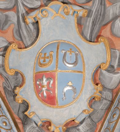 Zdjęcie nr 2: Kaplica pod wezwaniem Najświętszej Marii Panny i Wszystkich Świętych przylega do kościoła od południa, do pierwszego przęsła nawy, z którą komunikuje się za pomocą półkoliście zamkniętej arkady. Zbudowana została na planie kwadratu. Nakryto ją półsferyczną czaszą na pendentywach i zwieńczono latarnią. Wnętrze artykułowano za pomocą ślepej arkady z pilastrami i archiwoltami, ozdobionymi rzeźbioną dekoracją roślinną i kasetonami z rozetami w podłuczu. Ściany kaplicy zamyka wydatne belkowanie z fryzem i łacińską inskrypcją: &quot;DEVS MEVS ET OMNIA / DILEXI DOMINE DECOREM DOMVS / TUAE ET LOCUM HABITATIONIS GLORAE TUAE PSAL(MUS) XXV&quot;. Na czterech pendentywach umieszczono stiukowe kartusze, z czego dwa od strony wschodniej są są puste, a dwa od strony zachodniej wypełniają herby skwadrowane: Gryf, Kotwicz, Kotwicz, Zabawa i Jastrzębiec, Nowina, Gozdawa, Pobóg. Wnętrze doświetlają trzy takie same okulusy umieszczone na każdej ze ścian. Czwarty okulus w ścianie północnej jest zaślepiony. Glify okulusów dekorowane są kasetonami z rozetami. Ściany kaplicy oraz wnętrze kopuły i latarni pokrywa polichromia figuralna. Po arkadą na ścianie wschodniej zawieszono obraz Matki Boskiej z Dzieciątkiem w bogato rzeźbionej roślinno-kwiatowej ramie zwieńczonej godłem z dwiema skrzyżowanymi laskami marszałkowskimi. Pod obrazem znajduje się nagrobek dziecięcy Jana Czuryły (zm. 1560) w formie płaskorzeźbionej, prostokątnej płyty z wyobrażeniem zmarłego. Nad płytą zlokalizowano mniejszą z inskrypcją odnoszącą się do zmarłego. Z kolei wnętrze arkady z herbem Gryf w kluczu na ścianie południowej wypełnia trójosiowy nagrobek Branickich z półokrągłym zwieńczeniem. Natomiast w arkadzie zachodniej wyobrażono scenę Zdjęcia z krzyża w formie malowidła ściennego. Wyposażenie wnętrza dopełniają dwie drewniane ławy kościelne. Ściany zewnętrzne wspierają dwie niskie przypory widoczne w narożach kaplicy. Całość zakończona jest belkowaniem z fryzem zawierającym inskrypcję: &quot;AD LAVDEM DEI OPT(IMO) M(AXIMO) BEATEQUE GENITRICIS MARIAE VIRGINIS ET OMNIUM SANCTORU(M) HONOREM JOHANNES A RVSCZA BRANICZKI VENATOR CRACOVIEN(SIS) ET CAPITANEVS NIEPOLONICEN(SIS) - HANC CAPELLAM EX FVNDAMENTIS EREXIT ANNO D(OMI)NI 1596&quot;. Na ścianie południowej widnieje półokrągła blenda z malowanym przedstawieniem Matki Boskiej Częstochowskiej. Latarnię kaplicy wieńczy głowica z czterema maskami maszkaronów, na której wspiera się złocona kula z krzyżem.