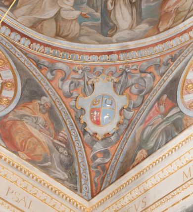 Zdjęcie nr 3: Kaplica pod wezwaniem Najświętszej Marii Panny i Wszystkich Świętych przylega do kościoła od południa, do pierwszego przęsła nawy, z którą komunikuje się za pomocą półkoliście zamkniętej arkady. Zbudowana została na planie kwadratu. Nakryto ją półsferyczną czaszą na pendentywach i zwieńczono latarnią. Wnętrze artykułowano za pomocą ślepej arkady z pilastrami i archiwoltami, ozdobionymi rzeźbioną dekoracją roślinną i kasetonami z rozetami w podłuczu. Ściany kaplicy zamyka wydatne belkowanie z fryzem i łacińską inskrypcją: &quot;DEVS MEVS ET OMNIA / DILEXI DOMINE DECOREM DOMVS / TUAE ET LOCUM HABITATIONIS GLORAE TUAE PSAL(MUS) XXV&quot;. Na czterech pendentywach umieszczono stiukowe kartusze, z czego dwa od strony wschodniej są są puste, a dwa od strony zachodniej wypełniają herby skwadrowane: Gryf, Kotwicz, Kotwicz, Zabawa i Jastrzębiec, Nowina, Gozdawa, Pobóg. Wnętrze doświetlają trzy takie same okulusy umieszczone na każdej ze ścian. Czwarty okulus w ścianie północnej jest zaślepiony. Glify okulusów dekorowane są kasetonami z rozetami. Ściany kaplicy oraz wnętrze kopuły i latarni pokrywa polichromia figuralna. Po arkadą na ścianie wschodniej zawieszono obraz Matki Boskiej z Dzieciątkiem w bogato rzeźbionej roślinno-kwiatowej ramie zwieńczonej godłem z dwiema skrzyżowanymi laskami marszałkowskimi. Pod obrazem znajduje się nagrobek dziecięcy Jana Czuryły (zm. 1560) w formie płaskorzeźbionej, prostokątnej płyty z wyobrażeniem zmarłego. Nad płytą zlokalizowano mniejszą z inskrypcją odnoszącą się do zmarłego. Z kolei wnętrze arkady z herbem Gryf w kluczu na ścianie południowej wypełnia trójosiowy nagrobek Branickich z półokrągłym zwieńczeniem. Natomiast w arkadzie zachodniej wyobrażono scenę Zdjęcia z krzyża w formie malowidła ściennego. Wyposażenie wnętrza dopełniają dwie drewniane ławy kościelne. Ściany zewnętrzne wspierają dwie niskie przypory widoczne w narożach kaplicy. Całość zakończona jest belkowaniem z fryzem zawierającym inskrypcję: &quot;AD LAVDEM DEI OPT(IMO) M(AXIMO) BEATEQUE GENITRICIS MARIAE VIRGINIS ET OMNIUM SANCTORU(M) HONOREM JOHANNES A RVSCZA BRANICZKI VENATOR CRACOVIEN(SIS) ET CAPITANEVS NIEPOLONICEN(SIS) - HANC CAPELLAM EX FVNDAMENTIS EREXIT ANNO D(OMI)NI 1596&quot;. Na ścianie południowej widnieje półokrągła blenda z malowanym przedstawieniem Matki Boskiej Częstochowskiej. Latarnię kaplicy wieńczy głowica z czterema maskami maszkaronów, na której wspiera się złocona kula z krzyżem.