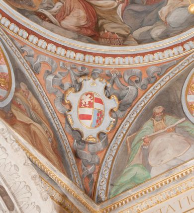 Zdjęcie nr 5: Kaplica pod wezwaniem Najświętszej Marii Panny i Wszystkich Świętych przylega do kościoła od południa, do pierwszego przęsła nawy, z którą komunikuje się za pomocą półkoliście zamkniętej arkady. Zbudowana została na planie kwadratu. Nakryto ją półsferyczną czaszą na pendentywach i zwieńczono latarnią. Wnętrze artykułowano za pomocą ślepej arkady z pilastrami i archiwoltami, ozdobionymi rzeźbioną dekoracją roślinną i kasetonami z rozetami w podłuczu. Ściany kaplicy zamyka wydatne belkowanie z fryzem i łacińską inskrypcją: "DEVS MEVS ET OMNIA / DILEXI DOMINE DECOREM DOMVS / TUAE ET LOCUM HABITATIONIS GLORAE TUAE PSAL(MUS) XXV". Na czterech pendentywach umieszczono stiukowe kartusze, z czego dwa od strony wschodniej są są puste, a dwa od strony zachodniej wypełniają herby skwadrowane: Gryf, Kotwicz, Kotwicz, Zabawa i Jastrzębiec, Nowina, Gozdawa, Pobóg. Wnętrze doświetlają trzy takie same okulusy umieszczone na każdej ze ścian. Czwarty okulus w ścianie północnej jest zaślepiony. Glify okulusów dekorowane są kasetonami z rozetami. Ściany kaplicy oraz wnętrze kopuły i latarni pokrywa polichromia figuralna. Po arkadą na ścianie wschodniej zawieszono obraz Matki Boskiej z Dzieciątkiem w bogato rzeźbionej roślinno-kwiatowej ramie zwieńczonej godłem z dwiema skrzyżowanymi laskami marszałkowskimi. Pod obrazem znajduje się nagrobek dziecięcy Jana Czuryły (zm. 1560) w formie płaskorzeźbionej, prostokątnej płyty z wyobrażeniem zmarłego. Nad płytą zlokalizowano mniejszą z inskrypcją odnoszącą się do zmarłego. Z kolei wnętrze arkady z herbem Gryf w kluczu na ścianie południowej wypełnia trójosiowy nagrobek Branickich z półokrągłym zwieńczeniem. Natomiast w arkadzie zachodniej wyobrażono scenę Zdjęcia z krzyża w formie malowidła ściennego. Wyposażenie wnętrza dopełniają dwie drewniane ławy kościelne. Ściany zewnętrzne wspierają dwie niskie przypory widoczne w narożach kaplicy. Całość zakończona jest belkowaniem z fryzem zawierającym inskrypcję: "AD LAVDEM DEI OPT(IMO) M(AXIMO) BEATEQUE GENITRICIS MARIAE VIRGINIS ET OMNIUM SANCTORU(M) HONOREM JOHANNES A RVSCZA BRANICZKI VENATOR CRACOVIEN(SIS) ET CAPITANEVS NIEPOLONICEN(SIS) - HANC CAPELLAM EX FVNDAMENTIS EREXIT ANNO D(OMI)NI 1596". Na ścianie południowej widnieje półokrągła blenda z malowanym przedstawieniem Matki Boskiej Częstochowskiej. Latarnię kaplicy wieńczy głowica z czterema maskami maszkaronów, na której wspiera się złocona kula z krzyżem.