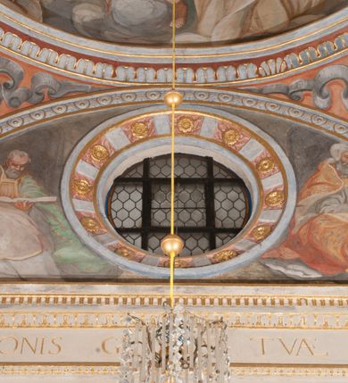 Zdjęcie nr 4: Kaplica pod wezwaniem Najświętszej Marii Panny i Wszystkich Świętych przylega do kościoła od południa, do pierwszego przęsła nawy, z którą komunikuje się za pomocą półkoliście zamkniętej arkady. Zbudowana została na planie kwadratu. Nakryto ją półsferyczną czaszą na pendentywach i zwieńczono latarnią. Wnętrze artykułowano za pomocą ślepej arkady z pilastrami i archiwoltami, ozdobionymi rzeźbioną dekoracją roślinną i kasetonami z rozetami w podłuczu. Ściany kaplicy zamyka wydatne belkowanie z fryzem i łacińską inskrypcją: "DEVS MEVS ET OMNIA / DILEXI DOMINE DECOREM DOMVS / TUAE ET LOCUM HABITATIONIS GLORAE TUAE PSAL(MUS) XXV". Na czterech pendentywach umieszczono stiukowe kartusze, z czego dwa od strony wschodniej są są puste, a dwa od strony zachodniej wypełniają herby skwadrowane: Gryf, Kotwicz, Kotwicz, Zabawa i Jastrzębiec, Nowina, Gozdawa, Pobóg. Wnętrze doświetlają trzy takie same okulusy umieszczone na każdej ze ścian. Czwarty okulus w ścianie północnej jest zaślepiony. Glify okulusów dekorowane są kasetonami z rozetami. Ściany kaplicy oraz wnętrze kopuły i latarni pokrywa polichromia figuralna. Po arkadą na ścianie wschodniej zawieszono obraz Matki Boskiej z Dzieciątkiem w bogato rzeźbionej roślinno-kwiatowej ramie zwieńczonej godłem z dwiema skrzyżowanymi laskami marszałkowskimi. Pod obrazem znajduje się nagrobek dziecięcy Jana Czuryły (zm. 1560) w formie płaskorzeźbionej, prostokątnej płyty z wyobrażeniem zmarłego. Nad płytą zlokalizowano mniejszą z inskrypcją odnoszącą się do zmarłego. Z kolei wnętrze arkady z herbem Gryf w kluczu na ścianie południowej wypełnia trójosiowy nagrobek Branickich z półokrągłym zwieńczeniem. Natomiast w arkadzie zachodniej wyobrażono scenę Zdjęcia z krzyża w formie malowidła ściennego. Wyposażenie wnętrza dopełniają dwie drewniane ławy kościelne. Ściany zewnętrzne wspierają dwie niskie przypory widoczne w narożach kaplicy. Całość zakończona jest belkowaniem z fryzem zawierającym inskrypcję: "AD LAVDEM DEI OPT(IMO) M(AXIMO) BEATEQUE GENITRICIS MARIAE VIRGINIS ET OMNIUM SANCTORU(M) HONOREM JOHANNES A RVSCZA BRANICZKI VENATOR CRACOVIEN(SIS) ET CAPITANEVS NIEPOLONICEN(SIS) - HANC CAPELLAM EX FVNDAMENTIS EREXIT ANNO D(OMI)NI 1596". Na ścianie południowej widnieje półokrągła blenda z malowanym przedstawieniem Matki Boskiej Częstochowskiej. Latarnię kaplicy wieńczy głowica z czterema maskami maszkaronów, na której wspiera się złocona kula z krzyżem.