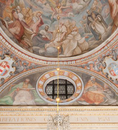 Zdjęcie nr 6: Kaplica pod wezwaniem Najświętszej Marii Panny i Wszystkich Świętych przylega do kościoła od południa, do pierwszego przęsła nawy, z którą komunikuje się za pomocą półkoliście zamkniętej arkady. Zbudowana została na planie kwadratu. Nakryto ją półsferyczną czaszą na pendentywach i zwieńczono latarnią. Wnętrze artykułowano za pomocą ślepej arkady z pilastrami i archiwoltami, ozdobionymi rzeźbioną dekoracją roślinną i kasetonami z rozetami w podłuczu. Ściany kaplicy zamyka wydatne belkowanie z fryzem i łacińską inskrypcją: &quot;DEVS MEVS ET OMNIA / DILEXI DOMINE DECOREM DOMVS / TUAE ET LOCUM HABITATIONIS GLORAE TUAE PSAL(MUS) XXV&quot;. Na czterech pendentywach umieszczono stiukowe kartusze, z czego dwa od strony wschodniej są są puste, a dwa od strony zachodniej wypełniają herby skwadrowane: Gryf, Kotwicz, Kotwicz, Zabawa i Jastrzębiec, Nowina, Gozdawa, Pobóg. Wnętrze doświetlają trzy takie same okulusy umieszczone na każdej ze ścian. Czwarty okulus w ścianie północnej jest zaślepiony. Glify okulusów dekorowane są kasetonami z rozetami. Ściany kaplicy oraz wnętrze kopuły i latarni pokrywa polichromia figuralna. Po arkadą na ścianie wschodniej zawieszono obraz Matki Boskiej z Dzieciątkiem w bogato rzeźbionej roślinno-kwiatowej ramie zwieńczonej godłem z dwiema skrzyżowanymi laskami marszałkowskimi. Pod obrazem znajduje się nagrobek dziecięcy Jana Czuryły (zm. 1560) w formie płaskorzeźbionej, prostokątnej płyty z wyobrażeniem zmarłego. Nad płytą zlokalizowano mniejszą z inskrypcją odnoszącą się do zmarłego. Z kolei wnętrze arkady z herbem Gryf w kluczu na ścianie południowej wypełnia trójosiowy nagrobek Branickich z półokrągłym zwieńczeniem. Natomiast w arkadzie zachodniej wyobrażono scenę Zdjęcia z krzyża w formie malowidła ściennego. Wyposażenie wnętrza dopełniają dwie drewniane ławy kościelne. Ściany zewnętrzne wspierają dwie niskie przypory widoczne w narożach kaplicy. Całość zakończona jest belkowaniem z fryzem zawierającym inskrypcję: &quot;AD LAVDEM DEI OPT(IMO) M(AXIMO) BEATEQUE GENITRICIS MARIAE VIRGINIS ET OMNIUM SANCTORU(M) HONOREM JOHANNES A RVSCZA BRANICZKI VENATOR CRACOVIEN(SIS) ET CAPITANEVS NIEPOLONICEN(SIS) - HANC CAPELLAM EX FVNDAMENTIS EREXIT ANNO D(OMI)NI 1596&quot;. Na ścianie południowej widnieje półokrągła blenda z malowanym przedstawieniem Matki Boskiej Częstochowskiej. Latarnię kaplicy wieńczy głowica z czterema maskami maszkaronów, na której wspiera się złocona kula z krzyżem.