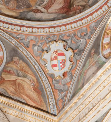 Zdjęcie nr 15: Kaplica pod wezwaniem Najświętszej Marii Panny i Wszystkich Świętych przylega do kościoła od południa, do pierwszego przęsła nawy, z którą komunikuje się za pomocą półkoliście zamkniętej arkady. Zbudowana została na planie kwadratu. Nakryto ją półsferyczną czaszą na pendentywach i zwieńczono latarnią. Wnętrze artykułowano za pomocą ślepej arkady z pilastrami i archiwoltami, ozdobionymi rzeźbioną dekoracją roślinną i kasetonami z rozetami w podłuczu. Ściany kaplicy zamyka wydatne belkowanie z fryzem i łacińską inskrypcją: "DEVS MEVS ET OMNIA / DILEXI DOMINE DECOREM DOMVS / TUAE ET LOCUM HABITATIONIS GLORAE TUAE PSAL(MUS) XXV". Na czterech pendentywach umieszczono stiukowe kartusze, z czego dwa od strony wschodniej są są puste, a dwa od strony zachodniej wypełniają herby skwadrowane: Gryf, Kotwicz, Kotwicz, Zabawa i Jastrzębiec, Nowina, Gozdawa, Pobóg. Wnętrze doświetlają trzy takie same okulusy umieszczone na każdej ze ścian. Czwarty okulus w ścianie północnej jest zaślepiony. Glify okulusów dekorowane są kasetonami z rozetami. Ściany kaplicy oraz wnętrze kopuły i latarni pokrywa polichromia figuralna. Po arkadą na ścianie wschodniej zawieszono obraz Matki Boskiej z Dzieciątkiem w bogato rzeźbionej roślinno-kwiatowej ramie zwieńczonej godłem z dwiema skrzyżowanymi laskami marszałkowskimi. Pod obrazem znajduje się nagrobek dziecięcy Jana Czuryły (zm. 1560) w formie płaskorzeźbionej, prostokątnej płyty z wyobrażeniem zmarłego. Nad płytą zlokalizowano mniejszą z inskrypcją odnoszącą się do zmarłego. Z kolei wnętrze arkady z herbem Gryf w kluczu na ścianie południowej wypełnia trójosiowy nagrobek Branickich z półokrągłym zwieńczeniem. Natomiast w arkadzie zachodniej wyobrażono scenę Zdjęcia z krzyża w formie malowidła ściennego. Wyposażenie wnętrza dopełniają dwie drewniane ławy kościelne. Ściany zewnętrzne wspierają dwie niskie przypory widoczne w narożach kaplicy. Całość zakończona jest belkowaniem z fryzem zawierającym inskrypcję: "AD LAVDEM DEI OPT(IMO) M(AXIMO) BEATEQUE GENITRICIS MARIAE VIRGINIS ET OMNIUM SANCTORU(M) HONOREM JOHANNES A RVSCZA BRANICZKI VENATOR CRACOVIEN(SIS) ET CAPITANEVS NIEPOLONICEN(SIS) - HANC CAPELLAM EX FVNDAMENTIS EREXIT ANNO D(OMI)NI 1596". Na ścianie południowej widnieje półokrągła blenda z malowanym przedstawieniem Matki Boskiej Częstochowskiej. Latarnię kaplicy wieńczy głowica z czterema maskami maszkaronów, na której wspiera się złocona kula z krzyżem.