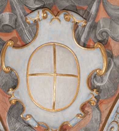 Zdjęcie nr 14: Kaplica pod wezwaniem Najświętszej Marii Panny i Wszystkich Świętych przylega do kościoła od południa, do pierwszego przęsła nawy, z którą komunikuje się za pomocą półkoliście zamkniętej arkady. Zbudowana została na planie kwadratu. Nakryto ją półsferyczną czaszą na pendentywach i zwieńczono latarnią. Wnętrze artykułowano za pomocą ślepej arkady z pilastrami i archiwoltami, ozdobionymi rzeźbioną dekoracją roślinną i kasetonami z rozetami w podłuczu. Ściany kaplicy zamyka wydatne belkowanie z fryzem i łacińską inskrypcją: "DEVS MEVS ET OMNIA / DILEXI DOMINE DECOREM DOMVS / TUAE ET LOCUM HABITATIONIS GLORAE TUAE PSAL(MUS) XXV". Na czterech pendentywach umieszczono stiukowe kartusze, z czego dwa od strony wschodniej są są puste, a dwa od strony zachodniej wypełniają herby skwadrowane: Gryf, Kotwicz, Kotwicz, Zabawa i Jastrzębiec, Nowina, Gozdawa, Pobóg. Wnętrze doświetlają trzy takie same okulusy umieszczone na każdej ze ścian. Czwarty okulus w ścianie północnej jest zaślepiony. Glify okulusów dekorowane są kasetonami z rozetami. Ściany kaplicy oraz wnętrze kopuły i latarni pokrywa polichromia figuralna. Po arkadą na ścianie wschodniej zawieszono obraz Matki Boskiej z Dzieciątkiem w bogato rzeźbionej roślinno-kwiatowej ramie zwieńczonej godłem z dwiema skrzyżowanymi laskami marszałkowskimi. Pod obrazem znajduje się nagrobek dziecięcy Jana Czuryły (zm. 1560) w formie płaskorzeźbionej, prostokątnej płyty z wyobrażeniem zmarłego. Nad płytą zlokalizowano mniejszą z inskrypcją odnoszącą się do zmarłego. Z kolei wnętrze arkady z herbem Gryf w kluczu na ścianie południowej wypełnia trójosiowy nagrobek Branickich z półokrągłym zwieńczeniem. Natomiast w arkadzie zachodniej wyobrażono scenę Zdjęcia z krzyża w formie malowidła ściennego. Wyposażenie wnętrza dopełniają dwie drewniane ławy kościelne. Ściany zewnętrzne wspierają dwie niskie przypory widoczne w narożach kaplicy. Całość zakończona jest belkowaniem z fryzem zawierającym inskrypcję: "AD LAVDEM DEI OPT(IMO) M(AXIMO) BEATEQUE GENITRICIS MARIAE VIRGINIS ET OMNIUM SANCTORU(M) HONOREM JOHANNES A RVSCZA BRANICZKI VENATOR CRACOVIEN(SIS) ET CAPITANEVS NIEPOLONICEN(SIS) - HANC CAPELLAM EX FVNDAMENTIS EREXIT ANNO D(OMI)NI 1596". Na ścianie południowej widnieje półokrągła blenda z malowanym przedstawieniem Matki Boskiej Częstochowskiej. Latarnię kaplicy wieńczy głowica z czterema maskami maszkaronów, na której wspiera się złocona kula z krzyżem.