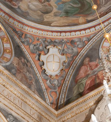 Zdjęcie nr 19: Kaplica pod wezwaniem Najświętszej Marii Panny i Wszystkich Świętych przylega do kościoła od południa, do pierwszego przęsła nawy, z którą komunikuje się za pomocą półkoliście zamkniętej arkady. Zbudowana została na planie kwadratu. Nakryto ją półsferyczną czaszą na pendentywach i zwieńczono latarnią. Wnętrze artykułowano za pomocą ślepej arkady z pilastrami i archiwoltami, ozdobionymi rzeźbioną dekoracją roślinną i kasetonami z rozetami w podłuczu. Ściany kaplicy zamyka wydatne belkowanie z fryzem i łacińską inskrypcją: &quot;DEVS MEVS ET OMNIA / DILEXI DOMINE DECOREM DOMVS / TUAE ET LOCUM HABITATIONIS GLORAE TUAE PSAL(MUS) XXV&quot;. Na czterech pendentywach umieszczono stiukowe kartusze, z czego dwa od strony wschodniej są są puste, a dwa od strony zachodniej wypełniają herby skwadrowane: Gryf, Kotwicz, Kotwicz, Zabawa i Jastrzębiec, Nowina, Gozdawa, Pobóg. Wnętrze doświetlają trzy takie same okulusy umieszczone na każdej ze ścian. Czwarty okulus w ścianie północnej jest zaślepiony. Glify okulusów dekorowane są kasetonami z rozetami. Ściany kaplicy oraz wnętrze kopuły i latarni pokrywa polichromia figuralna. Po arkadą na ścianie wschodniej zawieszono obraz Matki Boskiej z Dzieciątkiem w bogato rzeźbionej roślinno-kwiatowej ramie zwieńczonej godłem z dwiema skrzyżowanymi laskami marszałkowskimi. Pod obrazem znajduje się nagrobek dziecięcy Jana Czuryły (zm. 1560) w formie płaskorzeźbionej, prostokątnej płyty z wyobrażeniem zmarłego. Nad płytą zlokalizowano mniejszą z inskrypcją odnoszącą się do zmarłego. Z kolei wnętrze arkady z herbem Gryf w kluczu na ścianie południowej wypełnia trójosiowy nagrobek Branickich z półokrągłym zwieńczeniem. Natomiast w arkadzie zachodniej wyobrażono scenę Zdjęcia z krzyża w formie malowidła ściennego. Wyposażenie wnętrza dopełniają dwie drewniane ławy kościelne. Ściany zewnętrzne wspierają dwie niskie przypory widoczne w narożach kaplicy. Całość zakończona jest belkowaniem z fryzem zawierającym inskrypcję: &quot;AD LAVDEM DEI OPT(IMO) M(AXIMO) BEATEQUE GENITRICIS MARIAE VIRGINIS ET OMNIUM SANCTORU(M) HONOREM JOHANNES A RVSCZA BRANICZKI VENATOR CRACOVIEN(SIS) ET CAPITANEVS NIEPOLONICEN(SIS) - HANC CAPELLAM EX FVNDAMENTIS EREXIT ANNO D(OMI)NI 1596&quot;. Na ścianie południowej widnieje półokrągła blenda z malowanym przedstawieniem Matki Boskiej Częstochowskiej. Latarnię kaplicy wieńczy głowica z czterema maskami maszkaronów, na której wspiera się złocona kula z krzyżem.