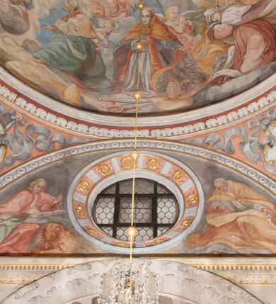 Zdjęcie nr 16: Kaplica pod wezwaniem Najświętszej Marii Panny i Wszystkich Świętych przylega do kościoła od południa, do pierwszego przęsła nawy, z którą komunikuje się za pomocą półkoliście zamkniętej arkady. Zbudowana została na planie kwadratu. Nakryto ją półsferyczną czaszą na pendentywach i zwieńczono latarnią. Wnętrze artykułowano za pomocą ślepej arkady z pilastrami i archiwoltami, ozdobionymi rzeźbioną dekoracją roślinną i kasetonami z rozetami w podłuczu. Ściany kaplicy zamyka wydatne belkowanie z fryzem i łacińską inskrypcją: "DEVS MEVS ET OMNIA / DILEXI DOMINE DECOREM DOMVS / TUAE ET LOCUM HABITATIONIS GLORAE TUAE PSAL(MUS) XXV". Na czterech pendentywach umieszczono stiukowe kartusze, z czego dwa od strony wschodniej są są puste, a dwa od strony zachodniej wypełniają herby skwadrowane: Gryf, Kotwicz, Kotwicz, Zabawa i Jastrzębiec, Nowina, Gozdawa, Pobóg. Wnętrze doświetlają trzy takie same okulusy umieszczone na każdej ze ścian. Czwarty okulus w ścianie północnej jest zaślepiony. Glify okulusów dekorowane są kasetonami z rozetami. Ściany kaplicy oraz wnętrze kopuły i latarni pokrywa polichromia figuralna. Po arkadą na ścianie wschodniej zawieszono obraz Matki Boskiej z Dzieciątkiem w bogato rzeźbionej roślinno-kwiatowej ramie zwieńczonej godłem z dwiema skrzyżowanymi laskami marszałkowskimi. Pod obrazem znajduje się nagrobek dziecięcy Jana Czuryły (zm. 1560) w formie płaskorzeźbionej, prostokątnej płyty z wyobrażeniem zmarłego. Nad płytą zlokalizowano mniejszą z inskrypcją odnoszącą się do zmarłego. Z kolei wnętrze arkady z herbem Gryf w kluczu na ścianie południowej wypełnia trójosiowy nagrobek Branickich z półokrągłym zwieńczeniem. Natomiast w arkadzie zachodniej wyobrażono scenę Zdjęcia z krzyża w formie malowidła ściennego. Wyposażenie wnętrza dopełniają dwie drewniane ławy kościelne. Ściany zewnętrzne wspierają dwie niskie przypory widoczne w narożach kaplicy. Całość zakończona jest belkowaniem z fryzem zawierającym inskrypcję: "AD LAVDEM DEI OPT(IMO) M(AXIMO) BEATEQUE GENITRICIS MARIAE VIRGINIS ET OMNIUM SANCTORU(M) HONOREM JOHANNES A RVSCZA BRANICZKI VENATOR CRACOVIEN(SIS) ET CAPITANEVS NIEPOLONICEN(SIS) - HANC CAPELLAM EX FVNDAMENTIS EREXIT ANNO D(OMI)NI 1596". Na ścianie południowej widnieje półokrągła blenda z malowanym przedstawieniem Matki Boskiej Częstochowskiej. Latarnię kaplicy wieńczy głowica z czterema maskami maszkaronów, na której wspiera się złocona kula z krzyżem.