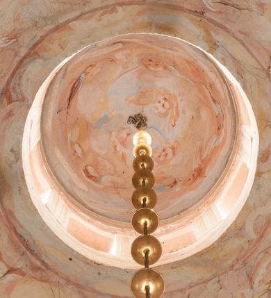 Zdjęcie nr 20: Kaplica pod wezwaniem Najświętszej Marii Panny i Wszystkich Świętych przylega do kościoła od południa, do pierwszego przęsła nawy, z którą komunikuje się za pomocą półkoliście zamkniętej arkady. Zbudowana została na planie kwadratu. Nakryto ją półsferyczną czaszą na pendentywach i zwieńczono latarnią. Wnętrze artykułowano za pomocą ślepej arkady z pilastrami i archiwoltami, ozdobionymi rzeźbioną dekoracją roślinną i kasetonami z rozetami w podłuczu. Ściany kaplicy zamyka wydatne belkowanie z fryzem i łacińską inskrypcją: &quot;DEVS MEVS ET OMNIA / DILEXI DOMINE DECOREM DOMVS / TUAE ET LOCUM HABITATIONIS GLORAE TUAE PSAL(MUS) XXV&quot;. Na czterech pendentywach umieszczono stiukowe kartusze, z czego dwa od strony wschodniej są są puste, a dwa od strony zachodniej wypełniają herby skwadrowane: Gryf, Kotwicz, Kotwicz, Zabawa i Jastrzębiec, Nowina, Gozdawa, Pobóg. Wnętrze doświetlają trzy takie same okulusy umieszczone na każdej ze ścian. Czwarty okulus w ścianie północnej jest zaślepiony. Glify okulusów dekorowane są kasetonami z rozetami. Ściany kaplicy oraz wnętrze kopuły i latarni pokrywa polichromia figuralna. Po arkadą na ścianie wschodniej zawieszono obraz Matki Boskiej z Dzieciątkiem w bogato rzeźbionej roślinno-kwiatowej ramie zwieńczonej godłem z dwiema skrzyżowanymi laskami marszałkowskimi. Pod obrazem znajduje się nagrobek dziecięcy Jana Czuryły (zm. 1560) w formie płaskorzeźbionej, prostokątnej płyty z wyobrażeniem zmarłego. Nad płytą zlokalizowano mniejszą z inskrypcją odnoszącą się do zmarłego. Z kolei wnętrze arkady z herbem Gryf w kluczu na ścianie południowej wypełnia trójosiowy nagrobek Branickich z półokrągłym zwieńczeniem. Natomiast w arkadzie zachodniej wyobrażono scenę Zdjęcia z krzyża w formie malowidła ściennego. Wyposażenie wnętrza dopełniają dwie drewniane ławy kościelne. Ściany zewnętrzne wspierają dwie niskie przypory widoczne w narożach kaplicy. Całość zakończona jest belkowaniem z fryzem zawierającym inskrypcję: &quot;AD LAVDEM DEI OPT(IMO) M(AXIMO) BEATEQUE GENITRICIS MARIAE VIRGINIS ET OMNIUM SANCTORU(M) HONOREM JOHANNES A RVSCZA BRANICZKI VENATOR CRACOVIEN(SIS) ET CAPITANEVS NIEPOLONICEN(SIS) - HANC CAPELLAM EX FVNDAMENTIS EREXIT ANNO D(OMI)NI 1596&quot;. Na ścianie południowej widnieje półokrągła blenda z malowanym przedstawieniem Matki Boskiej Częstochowskiej. Latarnię kaplicy wieńczy głowica z czterema maskami maszkaronów, na której wspiera się złocona kula z krzyżem.