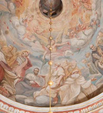Zdjęcie nr 23: Kaplica pod wezwaniem Najświętszej Marii Panny i Wszystkich Świętych przylega do kościoła od południa, do pierwszego przęsła nawy, z którą komunikuje się za pomocą półkoliście zamkniętej arkady. Zbudowana została na planie kwadratu. Nakryto ją półsferyczną czaszą na pendentywach i zwieńczono latarnią. Wnętrze artykułowano za pomocą ślepej arkady z pilastrami i archiwoltami, ozdobionymi rzeźbioną dekoracją roślinną i kasetonami z rozetami w podłuczu. Ściany kaplicy zamyka wydatne belkowanie z fryzem i łacińską inskrypcją: "DEVS MEVS ET OMNIA / DILEXI DOMINE DECOREM DOMVS / TUAE ET LOCUM HABITATIONIS GLORAE TUAE PSAL(MUS) XXV". Na czterech pendentywach umieszczono stiukowe kartusze, z czego dwa od strony wschodniej są są puste, a dwa od strony zachodniej wypełniają herby skwadrowane: Gryf, Kotwicz, Kotwicz, Zabawa i Jastrzębiec, Nowina, Gozdawa, Pobóg. Wnętrze doświetlają trzy takie same okulusy umieszczone na każdej ze ścian. Czwarty okulus w ścianie północnej jest zaślepiony. Glify okulusów dekorowane są kasetonami z rozetami. Ściany kaplicy oraz wnętrze kopuły i latarni pokrywa polichromia figuralna. Po arkadą na ścianie wschodniej zawieszono obraz Matki Boskiej z Dzieciątkiem w bogato rzeźbionej roślinno-kwiatowej ramie zwieńczonej godłem z dwiema skrzyżowanymi laskami marszałkowskimi. Pod obrazem znajduje się nagrobek dziecięcy Jana Czuryły (zm. 1560) w formie płaskorzeźbionej, prostokątnej płyty z wyobrażeniem zmarłego. Nad płytą zlokalizowano mniejszą z inskrypcją odnoszącą się do zmarłego. Z kolei wnętrze arkady z herbem Gryf w kluczu na ścianie południowej wypełnia trójosiowy nagrobek Branickich z półokrągłym zwieńczeniem. Natomiast w arkadzie zachodniej wyobrażono scenę Zdjęcia z krzyża w formie malowidła ściennego. Wyposażenie wnętrza dopełniają dwie drewniane ławy kościelne. Ściany zewnętrzne wspierają dwie niskie przypory widoczne w narożach kaplicy. Całość zakończona jest belkowaniem z fryzem zawierającym inskrypcję: "AD LAVDEM DEI OPT(IMO) M(AXIMO) BEATEQUE GENITRICIS MARIAE VIRGINIS ET OMNIUM SANCTORU(M) HONOREM JOHANNES A RVSCZA BRANICZKI VENATOR CRACOVIEN(SIS) ET CAPITANEVS NIEPOLONICEN(SIS) - HANC CAPELLAM EX FVNDAMENTIS EREXIT ANNO D(OMI)NI 1596". Na ścianie południowej widnieje półokrągła blenda z malowanym przedstawieniem Matki Boskiej Częstochowskiej. Latarnię kaplicy wieńczy głowica z czterema maskami maszkaronów, na której wspiera się złocona kula z krzyżem.