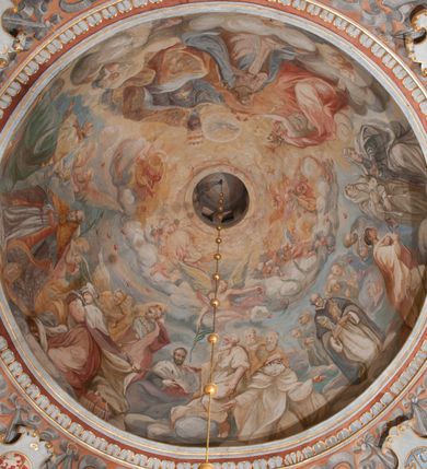 Zdjęcie nr 22: Kaplica pod wezwaniem Najświętszej Marii Panny i Wszystkich Świętych przylega do kościoła od południa, do pierwszego przęsła nawy, z którą komunikuje się za pomocą półkoliście zamkniętej arkady. Zbudowana została na planie kwadratu. Nakryto ją półsferyczną czaszą na pendentywach i zwieńczono latarnią. Wnętrze artykułowano za pomocą ślepej arkady z pilastrami i archiwoltami, ozdobionymi rzeźbioną dekoracją roślinną i kasetonami z rozetami w podłuczu. Ściany kaplicy zamyka wydatne belkowanie z fryzem i łacińską inskrypcją: &quot;DEVS MEVS ET OMNIA / DILEXI DOMINE DECOREM DOMVS / TUAE ET LOCUM HABITATIONIS GLORAE TUAE PSAL(MUS) XXV&quot;. Na czterech pendentywach umieszczono stiukowe kartusze, z czego dwa od strony wschodniej są są puste, a dwa od strony zachodniej wypełniają herby skwadrowane: Gryf, Kotwicz, Kotwicz, Zabawa i Jastrzębiec, Nowina, Gozdawa, Pobóg. Wnętrze doświetlają trzy takie same okulusy umieszczone na każdej ze ścian. Czwarty okulus w ścianie północnej jest zaślepiony. Glify okulusów dekorowane są kasetonami z rozetami. Ściany kaplicy oraz wnętrze kopuły i latarni pokrywa polichromia figuralna. Po arkadą na ścianie wschodniej zawieszono obraz Matki Boskiej z Dzieciątkiem w bogato rzeźbionej roślinno-kwiatowej ramie zwieńczonej godłem z dwiema skrzyżowanymi laskami marszałkowskimi. Pod obrazem znajduje się nagrobek dziecięcy Jana Czuryły (zm. 1560) w formie płaskorzeźbionej, prostokątnej płyty z wyobrażeniem zmarłego. Nad płytą zlokalizowano mniejszą z inskrypcją odnoszącą się do zmarłego. Z kolei wnętrze arkady z herbem Gryf w kluczu na ścianie południowej wypełnia trójosiowy nagrobek Branickich z półokrągłym zwieńczeniem. Natomiast w arkadzie zachodniej wyobrażono scenę Zdjęcia z krzyża w formie malowidła ściennego. Wyposażenie wnętrza dopełniają dwie drewniane ławy kościelne. Ściany zewnętrzne wspierają dwie niskie przypory widoczne w narożach kaplicy. Całość zakończona jest belkowaniem z fryzem zawierającym inskrypcję: &quot;AD LAVDEM DEI OPT(IMO) M(AXIMO) BEATEQUE GENITRICIS MARIAE VIRGINIS ET OMNIUM SANCTORU(M) HONOREM JOHANNES A RVSCZA BRANICZKI VENATOR CRACOVIEN(SIS) ET CAPITANEVS NIEPOLONICEN(SIS) - HANC CAPELLAM EX FVNDAMENTIS EREXIT ANNO D(OMI)NI 1596&quot;. Na ścianie południowej widnieje półokrągła blenda z malowanym przedstawieniem Matki Boskiej Częstochowskiej. Latarnię kaplicy wieńczy głowica z czterema maskami maszkaronów, na której wspiera się złocona kula z krzyżem.