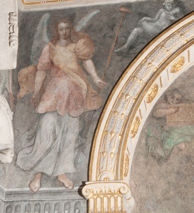 Zdjęcie nr 27: Kaplica pod wezwaniem Najświętszej Marii Panny i Wszystkich Świętych przylega do kościoła od południa, do pierwszego przęsła nawy, z którą komunikuje się za pomocą półkoliście zamkniętej arkady. Zbudowana została na planie kwadratu. Nakryto ją półsferyczną czaszą na pendentywach i zwieńczono latarnią. Wnętrze artykułowano za pomocą ślepej arkady z pilastrami i archiwoltami, ozdobionymi rzeźbioną dekoracją roślinną i kasetonami z rozetami w podłuczu. Ściany kaplicy zamyka wydatne belkowanie z fryzem i łacińską inskrypcją: &quot;DEVS MEVS ET OMNIA / DILEXI DOMINE DECOREM DOMVS / TUAE ET LOCUM HABITATIONIS GLORAE TUAE PSAL(MUS) XXV&quot;. Na czterech pendentywach umieszczono stiukowe kartusze, z czego dwa od strony wschodniej są są puste, a dwa od strony zachodniej wypełniają herby skwadrowane: Gryf, Kotwicz, Kotwicz, Zabawa i Jastrzębiec, Nowina, Gozdawa, Pobóg. Wnętrze doświetlają trzy takie same okulusy umieszczone na każdej ze ścian. Czwarty okulus w ścianie północnej jest zaślepiony. Glify okulusów dekorowane są kasetonami z rozetami. Ściany kaplicy oraz wnętrze kopuły i latarni pokrywa polichromia figuralna. Po arkadą na ścianie wschodniej zawieszono obraz Matki Boskiej z Dzieciątkiem w bogato rzeźbionej roślinno-kwiatowej ramie zwieńczonej godłem z dwiema skrzyżowanymi laskami marszałkowskimi. Pod obrazem znajduje się nagrobek dziecięcy Jana Czuryły (zm. 1560) w formie płaskorzeźbionej, prostokątnej płyty z wyobrażeniem zmarłego. Nad płytą zlokalizowano mniejszą z inskrypcją odnoszącą się do zmarłego. Z kolei wnętrze arkady z herbem Gryf w kluczu na ścianie południowej wypełnia trójosiowy nagrobek Branickich z półokrągłym zwieńczeniem. Natomiast w arkadzie zachodniej wyobrażono scenę Zdjęcia z krzyża w formie malowidła ściennego. Wyposażenie wnętrza dopełniają dwie drewniane ławy kościelne. Ściany zewnętrzne wspierają dwie niskie przypory widoczne w narożach kaplicy. Całość zakończona jest belkowaniem z fryzem zawierającym inskrypcję: &quot;AD LAVDEM DEI OPT(IMO) M(AXIMO) BEATEQUE GENITRICIS MARIAE VIRGINIS ET OMNIUM SANCTORU(M) HONOREM JOHANNES A RVSCZA BRANICZKI VENATOR CRACOVIEN(SIS) ET CAPITANEVS NIEPOLONICEN(SIS) - HANC CAPELLAM EX FVNDAMENTIS EREXIT ANNO D(OMI)NI 1596&quot;. Na ścianie południowej widnieje półokrągła blenda z malowanym przedstawieniem Matki Boskiej Częstochowskiej. Latarnię kaplicy wieńczy głowica z czterema maskami maszkaronów, na której wspiera się złocona kula z krzyżem.