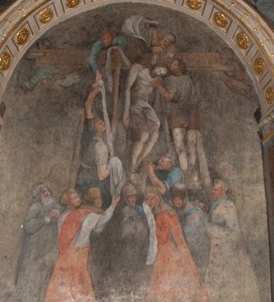 Zdjęcie nr 32: Kaplica pod wezwaniem Najświętszej Marii Panny i Wszystkich Świętych przylega do kościoła od południa, do pierwszego przęsła nawy, z którą komunikuje się za pomocą półkoliście zamkniętej arkady. Zbudowana została na planie kwadratu. Nakryto ją półsferyczną czaszą na pendentywach i zwieńczono latarnią. Wnętrze artykułowano za pomocą ślepej arkady z pilastrami i archiwoltami, ozdobionymi rzeźbioną dekoracją roślinną i kasetonami z rozetami w podłuczu. Ściany kaplicy zamyka wydatne belkowanie z fryzem i łacińską inskrypcją: &quot;DEVS MEVS ET OMNIA / DILEXI DOMINE DECOREM DOMVS / TUAE ET LOCUM HABITATIONIS GLORAE TUAE PSAL(MUS) XXV&quot;. Na czterech pendentywach umieszczono stiukowe kartusze, z czego dwa od strony wschodniej są są puste, a dwa od strony zachodniej wypełniają herby skwadrowane: Gryf, Kotwicz, Kotwicz, Zabawa i Jastrzębiec, Nowina, Gozdawa, Pobóg. Wnętrze doświetlają trzy takie same okulusy umieszczone na każdej ze ścian. Czwarty okulus w ścianie północnej jest zaślepiony. Glify okulusów dekorowane są kasetonami z rozetami. Ściany kaplicy oraz wnętrze kopuły i latarni pokrywa polichromia figuralna. Po arkadą na ścianie wschodniej zawieszono obraz Matki Boskiej z Dzieciątkiem w bogato rzeźbionej roślinno-kwiatowej ramie zwieńczonej godłem z dwiema skrzyżowanymi laskami marszałkowskimi. Pod obrazem znajduje się nagrobek dziecięcy Jana Czuryły (zm. 1560) w formie płaskorzeźbionej, prostokątnej płyty z wyobrażeniem zmarłego. Nad płytą zlokalizowano mniejszą z inskrypcją odnoszącą się do zmarłego. Z kolei wnętrze arkady z herbem Gryf w kluczu na ścianie południowej wypełnia trójosiowy nagrobek Branickich z półokrągłym zwieńczeniem. Natomiast w arkadzie zachodniej wyobrażono scenę Zdjęcia z krzyża w formie malowidła ściennego. Wyposażenie wnętrza dopełniają dwie drewniane ławy kościelne. Ściany zewnętrzne wspierają dwie niskie przypory widoczne w narożach kaplicy. Całość zakończona jest belkowaniem z fryzem zawierającym inskrypcję: &quot;AD LAVDEM DEI OPT(IMO) M(AXIMO) BEATEQUE GENITRICIS MARIAE VIRGINIS ET OMNIUM SANCTORU(M) HONOREM JOHANNES A RVSCZA BRANICZKI VENATOR CRACOVIEN(SIS) ET CAPITANEVS NIEPOLONICEN(SIS) - HANC CAPELLAM EX FVNDAMENTIS EREXIT ANNO D(OMI)NI 1596&quot;. Na ścianie południowej widnieje półokrągła blenda z malowanym przedstawieniem Matki Boskiej Częstochowskiej. Latarnię kaplicy wieńczy głowica z czterema maskami maszkaronów, na której wspiera się złocona kula z krzyżem.