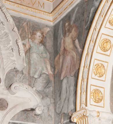 Zdjęcie nr 29: Kaplica pod wezwaniem Najświętszej Marii Panny i Wszystkich Świętych przylega do kościoła od południa, do pierwszego przęsła nawy, z którą komunikuje się za pomocą półkoliście zamkniętej arkady. Zbudowana została na planie kwadratu. Nakryto ją półsferyczną czaszą na pendentywach i zwieńczono latarnią. Wnętrze artykułowano za pomocą ślepej arkady z pilastrami i archiwoltami, ozdobionymi rzeźbioną dekoracją roślinną i kasetonami z rozetami w podłuczu. Ściany kaplicy zamyka wydatne belkowanie z fryzem i łacińską inskrypcją: &quot;DEVS MEVS ET OMNIA / DILEXI DOMINE DECOREM DOMVS / TUAE ET LOCUM HABITATIONIS GLORAE TUAE PSAL(MUS) XXV&quot;. Na czterech pendentywach umieszczono stiukowe kartusze, z czego dwa od strony wschodniej są są puste, a dwa od strony zachodniej wypełniają herby skwadrowane: Gryf, Kotwicz, Kotwicz, Zabawa i Jastrzębiec, Nowina, Gozdawa, Pobóg. Wnętrze doświetlają trzy takie same okulusy umieszczone na każdej ze ścian. Czwarty okulus w ścianie północnej jest zaślepiony. Glify okulusów dekorowane są kasetonami z rozetami. Ściany kaplicy oraz wnętrze kopuły i latarni pokrywa polichromia figuralna. Po arkadą na ścianie wschodniej zawieszono obraz Matki Boskiej z Dzieciątkiem w bogato rzeźbionej roślinno-kwiatowej ramie zwieńczonej godłem z dwiema skrzyżowanymi laskami marszałkowskimi. Pod obrazem znajduje się nagrobek dziecięcy Jana Czuryły (zm. 1560) w formie płaskorzeźbionej, prostokątnej płyty z wyobrażeniem zmarłego. Nad płytą zlokalizowano mniejszą z inskrypcją odnoszącą się do zmarłego. Z kolei wnętrze arkady z herbem Gryf w kluczu na ścianie południowej wypełnia trójosiowy nagrobek Branickich z półokrągłym zwieńczeniem. Natomiast w arkadzie zachodniej wyobrażono scenę Zdjęcia z krzyża w formie malowidła ściennego. Wyposażenie wnętrza dopełniają dwie drewniane ławy kościelne. Ściany zewnętrzne wspierają dwie niskie przypory widoczne w narożach kaplicy. Całość zakończona jest belkowaniem z fryzem zawierającym inskrypcję: &quot;AD LAVDEM DEI OPT(IMO) M(AXIMO) BEATEQUE GENITRICIS MARIAE VIRGINIS ET OMNIUM SANCTORU(M) HONOREM JOHANNES A RVSCZA BRANICZKI VENATOR CRACOVIEN(SIS) ET CAPITANEVS NIEPOLONICEN(SIS) - HANC CAPELLAM EX FVNDAMENTIS EREXIT ANNO D(OMI)NI 1596&quot;. Na ścianie południowej widnieje półokrągła blenda z malowanym przedstawieniem Matki Boskiej Częstochowskiej. Latarnię kaplicy wieńczy głowica z czterema maskami maszkaronów, na której wspiera się złocona kula z krzyżem.