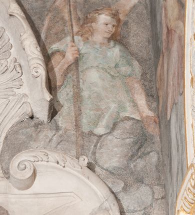 Zdjęcie nr 28: Kaplica pod wezwaniem Najświętszej Marii Panny i Wszystkich Świętych przylega do kościoła od południa, do pierwszego przęsła nawy, z którą komunikuje się za pomocą półkoliście zamkniętej arkady. Zbudowana została na planie kwadratu. Nakryto ją półsferyczną czaszą na pendentywach i zwieńczono latarnią. Wnętrze artykułowano za pomocą ślepej arkady z pilastrami i archiwoltami, ozdobionymi rzeźbioną dekoracją roślinną i kasetonami z rozetami w podłuczu. Ściany kaplicy zamyka wydatne belkowanie z fryzem i łacińską inskrypcją: "DEVS MEVS ET OMNIA / DILEXI DOMINE DECOREM DOMVS / TUAE ET LOCUM HABITATIONIS GLORAE TUAE PSAL(MUS) XXV". Na czterech pendentywach umieszczono stiukowe kartusze, z czego dwa od strony wschodniej są są puste, a dwa od strony zachodniej wypełniają herby skwadrowane: Gryf, Kotwicz, Kotwicz, Zabawa i Jastrzębiec, Nowina, Gozdawa, Pobóg. Wnętrze doświetlają trzy takie same okulusy umieszczone na każdej ze ścian. Czwarty okulus w ścianie północnej jest zaślepiony. Glify okulusów dekorowane są kasetonami z rozetami. Ściany kaplicy oraz wnętrze kopuły i latarni pokrywa polichromia figuralna. Po arkadą na ścianie wschodniej zawieszono obraz Matki Boskiej z Dzieciątkiem w bogato rzeźbionej roślinno-kwiatowej ramie zwieńczonej godłem z dwiema skrzyżowanymi laskami marszałkowskimi. Pod obrazem znajduje się nagrobek dziecięcy Jana Czuryły (zm. 1560) w formie płaskorzeźbionej, prostokątnej płyty z wyobrażeniem zmarłego. Nad płytą zlokalizowano mniejszą z inskrypcją odnoszącą się do zmarłego. Z kolei wnętrze arkady z herbem Gryf w kluczu na ścianie południowej wypełnia trójosiowy nagrobek Branickich z półokrągłym zwieńczeniem. Natomiast w arkadzie zachodniej wyobrażono scenę Zdjęcia z krzyża w formie malowidła ściennego. Wyposażenie wnętrza dopełniają dwie drewniane ławy kościelne. Ściany zewnętrzne wspierają dwie niskie przypory widoczne w narożach kaplicy. Całość zakończona jest belkowaniem z fryzem zawierającym inskrypcję: "AD LAVDEM DEI OPT(IMO) M(AXIMO) BEATEQUE GENITRICIS MARIAE VIRGINIS ET OMNIUM SANCTORU(M) HONOREM JOHANNES A RVSCZA BRANICZKI VENATOR CRACOVIEN(SIS) ET CAPITANEVS NIEPOLONICEN(SIS) - HANC CAPELLAM EX FVNDAMENTIS EREXIT ANNO D(OMI)NI 1596". Na ścianie południowej widnieje półokrągła blenda z malowanym przedstawieniem Matki Boskiej Częstochowskiej. Latarnię kaplicy wieńczy głowica z czterema maskami maszkaronów, na której wspiera się złocona kula z krzyżem.