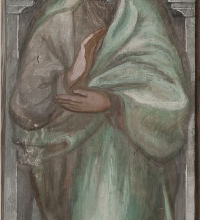 Zdjęcie nr 36: Kaplica pod wezwaniem Najświętszej Marii Panny i Wszystkich Świętych przylega do kościoła od południa, do pierwszego przęsła nawy, z którą komunikuje się za pomocą półkoliście zamkniętej arkady. Zbudowana została na planie kwadratu. Nakryto ją półsferyczną czaszą na pendentywach i zwieńczono latarnią. Wnętrze artykułowano za pomocą ślepej arkady z pilastrami i archiwoltami, ozdobionymi rzeźbioną dekoracją roślinną i kasetonami z rozetami w podłuczu. Ściany kaplicy zamyka wydatne belkowanie z fryzem i łacińską inskrypcją: &quot;DEVS MEVS ET OMNIA / DILEXI DOMINE DECOREM DOMVS / TUAE ET LOCUM HABITATIONIS GLORAE TUAE PSAL(MUS) XXV&quot;. Na czterech pendentywach umieszczono stiukowe kartusze, z czego dwa od strony wschodniej są są puste, a dwa od strony zachodniej wypełniają herby skwadrowane: Gryf, Kotwicz, Kotwicz, Zabawa i Jastrzębiec, Nowina, Gozdawa, Pobóg. Wnętrze doświetlają trzy takie same okulusy umieszczone na każdej ze ścian. Czwarty okulus w ścianie północnej jest zaślepiony. Glify okulusów dekorowane są kasetonami z rozetami. Ściany kaplicy oraz wnętrze kopuły i latarni pokrywa polichromia figuralna. Po arkadą na ścianie wschodniej zawieszono obraz Matki Boskiej z Dzieciątkiem w bogato rzeźbionej roślinno-kwiatowej ramie zwieńczonej godłem z dwiema skrzyżowanymi laskami marszałkowskimi. Pod obrazem znajduje się nagrobek dziecięcy Jana Czuryły (zm. 1560) w formie płaskorzeźbionej, prostokątnej płyty z wyobrażeniem zmarłego. Nad płytą zlokalizowano mniejszą z inskrypcją odnoszącą się do zmarłego. Z kolei wnętrze arkady z herbem Gryf w kluczu na ścianie południowej wypełnia trójosiowy nagrobek Branickich z półokrągłym zwieńczeniem. Natomiast w arkadzie zachodniej wyobrażono scenę Zdjęcia z krzyża w formie malowidła ściennego. Wyposażenie wnętrza dopełniają dwie drewniane ławy kościelne. Ściany zewnętrzne wspierają dwie niskie przypory widoczne w narożach kaplicy. Całość zakończona jest belkowaniem z fryzem zawierającym inskrypcję: &quot;AD LAVDEM DEI OPT(IMO) M(AXIMO) BEATEQUE GENITRICIS MARIAE VIRGINIS ET OMNIUM SANCTORU(M) HONOREM JOHANNES A RVSCZA BRANICZKI VENATOR CRACOVIEN(SIS) ET CAPITANEVS NIEPOLONICEN(SIS) - HANC CAPELLAM EX FVNDAMENTIS EREXIT ANNO D(OMI)NI 1596&quot;. Na ścianie południowej widnieje półokrągła blenda z malowanym przedstawieniem Matki Boskiej Częstochowskiej. Latarnię kaplicy wieńczy głowica z czterema maskami maszkaronów, na której wspiera się złocona kula z krzyżem.