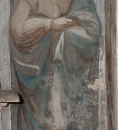 Zdjęcie nr 39: Kaplica pod wezwaniem Najświętszej Marii Panny i Wszystkich Świętych przylega do kościoła od południa, do pierwszego przęsła nawy, z którą komunikuje się za pomocą półkoliście zamkniętej arkady. Zbudowana została na planie kwadratu. Nakryto ją półsferyczną czaszą na pendentywach i zwieńczono latarnią. Wnętrze artykułowano za pomocą ślepej arkady z pilastrami i archiwoltami, ozdobionymi rzeźbioną dekoracją roślinną i kasetonami z rozetami w podłuczu. Ściany kaplicy zamyka wydatne belkowanie z fryzem i łacińską inskrypcją: &quot;DEVS MEVS ET OMNIA / DILEXI DOMINE DECOREM DOMVS / TUAE ET LOCUM HABITATIONIS GLORAE TUAE PSAL(MUS) XXV&quot;. Na czterech pendentywach umieszczono stiukowe kartusze, z czego dwa od strony wschodniej są są puste, a dwa od strony zachodniej wypełniają herby skwadrowane: Gryf, Kotwicz, Kotwicz, Zabawa i Jastrzębiec, Nowina, Gozdawa, Pobóg. Wnętrze doświetlają trzy takie same okulusy umieszczone na każdej ze ścian. Czwarty okulus w ścianie północnej jest zaślepiony. Glify okulusów dekorowane są kasetonami z rozetami. Ściany kaplicy oraz wnętrze kopuły i latarni pokrywa polichromia figuralna. Po arkadą na ścianie wschodniej zawieszono obraz Matki Boskiej z Dzieciątkiem w bogato rzeźbionej roślinno-kwiatowej ramie zwieńczonej godłem z dwiema skrzyżowanymi laskami marszałkowskimi. Pod obrazem znajduje się nagrobek dziecięcy Jana Czuryły (zm. 1560) w formie płaskorzeźbionej, prostokątnej płyty z wyobrażeniem zmarłego. Nad płytą zlokalizowano mniejszą z inskrypcją odnoszącą się do zmarłego. Z kolei wnętrze arkady z herbem Gryf w kluczu na ścianie południowej wypełnia trójosiowy nagrobek Branickich z półokrągłym zwieńczeniem. Natomiast w arkadzie zachodniej wyobrażono scenę Zdjęcia z krzyża w formie malowidła ściennego. Wyposażenie wnętrza dopełniają dwie drewniane ławy kościelne. Ściany zewnętrzne wspierają dwie niskie przypory widoczne w narożach kaplicy. Całość zakończona jest belkowaniem z fryzem zawierającym inskrypcję: &quot;AD LAVDEM DEI OPT(IMO) M(AXIMO) BEATEQUE GENITRICIS MARIAE VIRGINIS ET OMNIUM SANCTORU(M) HONOREM JOHANNES A RVSCZA BRANICZKI VENATOR CRACOVIEN(SIS) ET CAPITANEVS NIEPOLONICEN(SIS) - HANC CAPELLAM EX FVNDAMENTIS EREXIT ANNO D(OMI)NI 1596&quot;. Na ścianie południowej widnieje półokrągła blenda z malowanym przedstawieniem Matki Boskiej Częstochowskiej. Latarnię kaplicy wieńczy głowica z czterema maskami maszkaronów, na której wspiera się złocona kula z krzyżem.