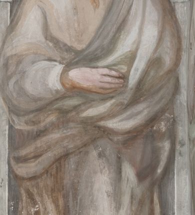 Zdjęcie nr 37: Kaplica pod wezwaniem Najświętszej Marii Panny i Wszystkich Świętych przylega do kościoła od południa, do pierwszego przęsła nawy, z którą komunikuje się za pomocą półkoliście zamkniętej arkady. Zbudowana została na planie kwadratu. Nakryto ją półsferyczną czaszą na pendentywach i zwieńczono latarnią. Wnętrze artykułowano za pomocą ślepej arkady z pilastrami i archiwoltami, ozdobionymi rzeźbioną dekoracją roślinną i kasetonami z rozetami w podłuczu. Ściany kaplicy zamyka wydatne belkowanie z fryzem i łacińską inskrypcją: "DEVS MEVS ET OMNIA / DILEXI DOMINE DECOREM DOMVS / TUAE ET LOCUM HABITATIONIS GLORAE TUAE PSAL(MUS) XXV". Na czterech pendentywach umieszczono stiukowe kartusze, z czego dwa od strony wschodniej są są puste, a dwa od strony zachodniej wypełniają herby skwadrowane: Gryf, Kotwicz, Kotwicz, Zabawa i Jastrzębiec, Nowina, Gozdawa, Pobóg. Wnętrze doświetlają trzy takie same okulusy umieszczone na każdej ze ścian. Czwarty okulus w ścianie północnej jest zaślepiony. Glify okulusów dekorowane są kasetonami z rozetami. Ściany kaplicy oraz wnętrze kopuły i latarni pokrywa polichromia figuralna. Po arkadą na ścianie wschodniej zawieszono obraz Matki Boskiej z Dzieciątkiem w bogato rzeźbionej roślinno-kwiatowej ramie zwieńczonej godłem z dwiema skrzyżowanymi laskami marszałkowskimi. Pod obrazem znajduje się nagrobek dziecięcy Jana Czuryły (zm. 1560) w formie płaskorzeźbionej, prostokątnej płyty z wyobrażeniem zmarłego. Nad płytą zlokalizowano mniejszą z inskrypcją odnoszącą się do zmarłego. Z kolei wnętrze arkady z herbem Gryf w kluczu na ścianie południowej wypełnia trójosiowy nagrobek Branickich z półokrągłym zwieńczeniem. Natomiast w arkadzie zachodniej wyobrażono scenę Zdjęcia z krzyża w formie malowidła ściennego. Wyposażenie wnętrza dopełniają dwie drewniane ławy kościelne. Ściany zewnętrzne wspierają dwie niskie przypory widoczne w narożach kaplicy. Całość zakończona jest belkowaniem z fryzem zawierającym inskrypcję: "AD LAVDEM DEI OPT(IMO) M(AXIMO) BEATEQUE GENITRICIS MARIAE VIRGINIS ET OMNIUM SANCTORU(M) HONOREM JOHANNES A RVSCZA BRANICZKI VENATOR CRACOVIEN(SIS) ET CAPITANEVS NIEPOLONICEN(SIS) - HANC CAPELLAM EX FVNDAMENTIS EREXIT ANNO D(OMI)NI 1596". Na ścianie południowej widnieje półokrągła blenda z malowanym przedstawieniem Matki Boskiej Częstochowskiej. Latarnię kaplicy wieńczy głowica z czterema maskami maszkaronów, na której wspiera się złocona kula z krzyżem.