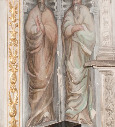 Zdjęcie nr 40: Kaplica pod wezwaniem Najświętszej Marii Panny i Wszystkich Świętych przylega do kościoła od południa, do pierwszego przęsła nawy, z którą komunikuje się za pomocą półkoliście zamkniętej arkady. Zbudowana została na planie kwadratu. Nakryto ją półsferyczną czaszą na pendentywach i zwieńczono latarnią. Wnętrze artykułowano za pomocą ślepej arkady z pilastrami i archiwoltami, ozdobionymi rzeźbioną dekoracją roślinną i kasetonami z rozetami w podłuczu. Ściany kaplicy zamyka wydatne belkowanie z fryzem i łacińską inskrypcją: &quot;DEVS MEVS ET OMNIA / DILEXI DOMINE DECOREM DOMVS / TUAE ET LOCUM HABITATIONIS GLORAE TUAE PSAL(MUS) XXV&quot;. Na czterech pendentywach umieszczono stiukowe kartusze, z czego dwa od strony wschodniej są są puste, a dwa od strony zachodniej wypełniają herby skwadrowane: Gryf, Kotwicz, Kotwicz, Zabawa i Jastrzębiec, Nowina, Gozdawa, Pobóg. Wnętrze doświetlają trzy takie same okulusy umieszczone na każdej ze ścian. Czwarty okulus w ścianie północnej jest zaślepiony. Glify okulusów dekorowane są kasetonami z rozetami. Ściany kaplicy oraz wnętrze kopuły i latarni pokrywa polichromia figuralna. Po arkadą na ścianie wschodniej zawieszono obraz Matki Boskiej z Dzieciątkiem w bogato rzeźbionej roślinno-kwiatowej ramie zwieńczonej godłem z dwiema skrzyżowanymi laskami marszałkowskimi. Pod obrazem znajduje się nagrobek dziecięcy Jana Czuryły (zm. 1560) w formie płaskorzeźbionej, prostokątnej płyty z wyobrażeniem zmarłego. Nad płytą zlokalizowano mniejszą z inskrypcją odnoszącą się do zmarłego. Z kolei wnętrze arkady z herbem Gryf w kluczu na ścianie południowej wypełnia trójosiowy nagrobek Branickich z półokrągłym zwieńczeniem. Natomiast w arkadzie zachodniej wyobrażono scenę Zdjęcia z krzyża w formie malowidła ściennego. Wyposażenie wnętrza dopełniają dwie drewniane ławy kościelne. Ściany zewnętrzne wspierają dwie niskie przypory widoczne w narożach kaplicy. Całość zakończona jest belkowaniem z fryzem zawierającym inskrypcję: &quot;AD LAVDEM DEI OPT(IMO) M(AXIMO) BEATEQUE GENITRICIS MARIAE VIRGINIS ET OMNIUM SANCTORU(M) HONOREM JOHANNES A RVSCZA BRANICZKI VENATOR CRACOVIEN(SIS) ET CAPITANEVS NIEPOLONICEN(SIS) - HANC CAPELLAM EX FVNDAMENTIS EREXIT ANNO D(OMI)NI 1596&quot;. Na ścianie południowej widnieje półokrągła blenda z malowanym przedstawieniem Matki Boskiej Częstochowskiej. Latarnię kaplicy wieńczy głowica z czterema maskami maszkaronów, na której wspiera się złocona kula z krzyżem.