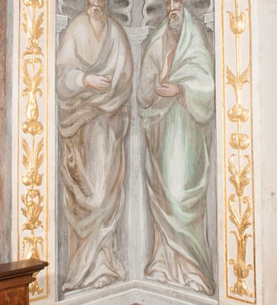 Zdjęcie nr 42: Kaplica pod wezwaniem Najświętszej Marii Panny i Wszystkich Świętych przylega do kościoła od południa, do pierwszego przęsła nawy, z którą komunikuje się za pomocą półkoliście zamkniętej arkady. Zbudowana została na planie kwadratu. Nakryto ją półsferyczną czaszą na pendentywach i zwieńczono latarnią. Wnętrze artykułowano za pomocą ślepej arkady z pilastrami i archiwoltami, ozdobionymi rzeźbioną dekoracją roślinną i kasetonami z rozetami w podłuczu. Ściany kaplicy zamyka wydatne belkowanie z fryzem i łacińską inskrypcją: &quot;DEVS MEVS ET OMNIA / DILEXI DOMINE DECOREM DOMVS / TUAE ET LOCUM HABITATIONIS GLORAE TUAE PSAL(MUS) XXV&quot;. Na czterech pendentywach umieszczono stiukowe kartusze, z czego dwa od strony wschodniej są są puste, a dwa od strony zachodniej wypełniają herby skwadrowane: Gryf, Kotwicz, Kotwicz, Zabawa i Jastrzębiec, Nowina, Gozdawa, Pobóg. Wnętrze doświetlają trzy takie same okulusy umieszczone na każdej ze ścian. Czwarty okulus w ścianie północnej jest zaślepiony. Glify okulusów dekorowane są kasetonami z rozetami. Ściany kaplicy oraz wnętrze kopuły i latarni pokrywa polichromia figuralna. Po arkadą na ścianie wschodniej zawieszono obraz Matki Boskiej z Dzieciątkiem w bogato rzeźbionej roślinno-kwiatowej ramie zwieńczonej godłem z dwiema skrzyżowanymi laskami marszałkowskimi. Pod obrazem znajduje się nagrobek dziecięcy Jana Czuryły (zm. 1560) w formie płaskorzeźbionej, prostokątnej płyty z wyobrażeniem zmarłego. Nad płytą zlokalizowano mniejszą z inskrypcją odnoszącą się do zmarłego. Z kolei wnętrze arkady z herbem Gryf w kluczu na ścianie południowej wypełnia trójosiowy nagrobek Branickich z półokrągłym zwieńczeniem. Natomiast w arkadzie zachodniej wyobrażono scenę Zdjęcia z krzyża w formie malowidła ściennego. Wyposażenie wnętrza dopełniają dwie drewniane ławy kościelne. Ściany zewnętrzne wspierają dwie niskie przypory widoczne w narożach kaplicy. Całość zakończona jest belkowaniem z fryzem zawierającym inskrypcję: &quot;AD LAVDEM DEI OPT(IMO) M(AXIMO) BEATEQUE GENITRICIS MARIAE VIRGINIS ET OMNIUM SANCTORU(M) HONOREM JOHANNES A RVSCZA BRANICZKI VENATOR CRACOVIEN(SIS) ET CAPITANEVS NIEPOLONICEN(SIS) - HANC CAPELLAM EX FVNDAMENTIS EREXIT ANNO D(OMI)NI 1596&quot;. Na ścianie południowej widnieje półokrągła blenda z malowanym przedstawieniem Matki Boskiej Częstochowskiej. Latarnię kaplicy wieńczy głowica z czterema maskami maszkaronów, na której wspiera się złocona kula z krzyżem.