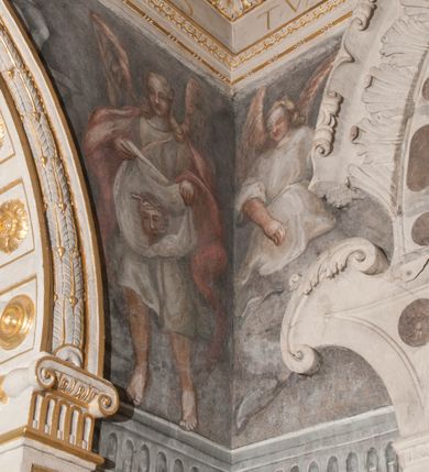 Zdjęcie nr 45: Kaplica pod wezwaniem Najświętszej Marii Panny i Wszystkich Świętych przylega do kościoła od południa, do pierwszego przęsła nawy, z którą komunikuje się za pomocą półkoliście zamkniętej arkady. Zbudowana została na planie kwadratu. Nakryto ją półsferyczną czaszą na pendentywach i zwieńczono latarnią. Wnętrze artykułowano za pomocą ślepej arkady z pilastrami i archiwoltami, ozdobionymi rzeźbioną dekoracją roślinną i kasetonami z rozetami w podłuczu. Ściany kaplicy zamyka wydatne belkowanie z fryzem i łacińską inskrypcją: "DEVS MEVS ET OMNIA / DILEXI DOMINE DECOREM DOMVS / TUAE ET LOCUM HABITATIONIS GLORAE TUAE PSAL(MUS) XXV". Na czterech pendentywach umieszczono stiukowe kartusze, z czego dwa od strony wschodniej są są puste, a dwa od strony zachodniej wypełniają herby skwadrowane: Gryf, Kotwicz, Kotwicz, Zabawa i Jastrzębiec, Nowina, Gozdawa, Pobóg. Wnętrze doświetlają trzy takie same okulusy umieszczone na każdej ze ścian. Czwarty okulus w ścianie północnej jest zaślepiony. Glify okulusów dekorowane są kasetonami z rozetami. Ściany kaplicy oraz wnętrze kopuły i latarni pokrywa polichromia figuralna. Po arkadą na ścianie wschodniej zawieszono obraz Matki Boskiej z Dzieciątkiem w bogato rzeźbionej roślinno-kwiatowej ramie zwieńczonej godłem z dwiema skrzyżowanymi laskami marszałkowskimi. Pod obrazem znajduje się nagrobek dziecięcy Jana Czuryły (zm. 1560) w formie płaskorzeźbionej, prostokątnej płyty z wyobrażeniem zmarłego. Nad płytą zlokalizowano mniejszą z inskrypcją odnoszącą się do zmarłego. Z kolei wnętrze arkady z herbem Gryf w kluczu na ścianie południowej wypełnia trójosiowy nagrobek Branickich z półokrągłym zwieńczeniem. Natomiast w arkadzie zachodniej wyobrażono scenę Zdjęcia z krzyża w formie malowidła ściennego. Wyposażenie wnętrza dopełniają dwie drewniane ławy kościelne. Ściany zewnętrzne wspierają dwie niskie przypory widoczne w narożach kaplicy. Całość zakończona jest belkowaniem z fryzem zawierającym inskrypcję: "AD LAVDEM DEI OPT(IMO) M(AXIMO) BEATEQUE GENITRICIS MARIAE VIRGINIS ET OMNIUM SANCTORU(M) HONOREM JOHANNES A RVSCZA BRANICZKI VENATOR CRACOVIEN(SIS) ET CAPITANEVS NIEPOLONICEN(SIS) - HANC CAPELLAM EX FVNDAMENTIS EREXIT ANNO D(OMI)NI 1596". Na ścianie południowej widnieje półokrągła blenda z malowanym przedstawieniem Matki Boskiej Częstochowskiej. Latarnię kaplicy wieńczy głowica z czterema maskami maszkaronów, na której wspiera się złocona kula z krzyżem.