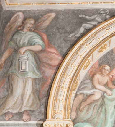 Zdjęcie nr 46: Kaplica pod wezwaniem Najświętszej Marii Panny i Wszystkich Świętych przylega do kościoła od południa, do pierwszego przęsła nawy, z którą komunikuje się za pomocą półkoliście zamkniętej arkady. Zbudowana została na planie kwadratu. Nakryto ją półsferyczną czaszą na pendentywach i zwieńczono latarnią. Wnętrze artykułowano za pomocą ślepej arkady z pilastrami i archiwoltami, ozdobionymi rzeźbioną dekoracją roślinną i kasetonami z rozetami w podłuczu. Ściany kaplicy zamyka wydatne belkowanie z fryzem i łacińską inskrypcją: "DEVS MEVS ET OMNIA / DILEXI DOMINE DECOREM DOMVS / TUAE ET LOCUM HABITATIONIS GLORAE TUAE PSAL(MUS) XXV". Na czterech pendentywach umieszczono stiukowe kartusze, z czego dwa od strony wschodniej są są puste, a dwa od strony zachodniej wypełniają herby skwadrowane: Gryf, Kotwicz, Kotwicz, Zabawa i Jastrzębiec, Nowina, Gozdawa, Pobóg. Wnętrze doświetlają trzy takie same okulusy umieszczone na każdej ze ścian. Czwarty okulus w ścianie północnej jest zaślepiony. Glify okulusów dekorowane są kasetonami z rozetami. Ściany kaplicy oraz wnętrze kopuły i latarni pokrywa polichromia figuralna. Po arkadą na ścianie wschodniej zawieszono obraz Matki Boskiej z Dzieciątkiem w bogato rzeźbionej roślinno-kwiatowej ramie zwieńczonej godłem z dwiema skrzyżowanymi laskami marszałkowskimi. Pod obrazem znajduje się nagrobek dziecięcy Jana Czuryły (zm. 1560) w formie płaskorzeźbionej, prostokątnej płyty z wyobrażeniem zmarłego. Nad płytą zlokalizowano mniejszą z inskrypcją odnoszącą się do zmarłego. Z kolei wnętrze arkady z herbem Gryf w kluczu na ścianie południowej wypełnia trójosiowy nagrobek Branickich z półokrągłym zwieńczeniem. Natomiast w arkadzie zachodniej wyobrażono scenę Zdjęcia z krzyża w formie malowidła ściennego. Wyposażenie wnętrza dopełniają dwie drewniane ławy kościelne. Ściany zewnętrzne wspierają dwie niskie przypory widoczne w narożach kaplicy. Całość zakończona jest belkowaniem z fryzem zawierającym inskrypcję: "AD LAVDEM DEI OPT(IMO) M(AXIMO) BEATEQUE GENITRICIS MARIAE VIRGINIS ET OMNIUM SANCTORU(M) HONOREM JOHANNES A RVSCZA BRANICZKI VENATOR CRACOVIEN(SIS) ET CAPITANEVS NIEPOLONICEN(SIS) - HANC CAPELLAM EX FVNDAMENTIS EREXIT ANNO D(OMI)NI 1596". Na ścianie południowej widnieje półokrągła blenda z malowanym przedstawieniem Matki Boskiej Częstochowskiej. Latarnię kaplicy wieńczy głowica z czterema maskami maszkaronów, na której wspiera się złocona kula z krzyżem.