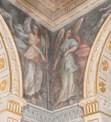 Zdjęcie nr 47: Kaplica pod wezwaniem Najświętszej Marii Panny i Wszystkich Świętych przylega do kościoła od południa, do pierwszego przęsła nawy, z którą komunikuje się za pomocą półkoliście zamkniętej arkady. Zbudowana została na planie kwadratu. Nakryto ją półsferyczną czaszą na pendentywach i zwieńczono latarnią. Wnętrze artykułowano za pomocą ślepej arkady z pilastrami i archiwoltami, ozdobionymi rzeźbioną dekoracją roślinną i kasetonami z rozetami w podłuczu. Ściany kaplicy zamyka wydatne belkowanie z fryzem i łacińską inskrypcją: "DEVS MEVS ET OMNIA / DILEXI DOMINE DECOREM DOMVS / TUAE ET LOCUM HABITATIONIS GLORAE TUAE PSAL(MUS) XXV". Na czterech pendentywach umieszczono stiukowe kartusze, z czego dwa od strony wschodniej są są puste, a dwa od strony zachodniej wypełniają herby skwadrowane: Gryf, Kotwicz, Kotwicz, Zabawa i Jastrzębiec, Nowina, Gozdawa, Pobóg. Wnętrze doświetlają trzy takie same okulusy umieszczone na każdej ze ścian. Czwarty okulus w ścianie północnej jest zaślepiony. Glify okulusów dekorowane są kasetonami z rozetami. Ściany kaplicy oraz wnętrze kopuły i latarni pokrywa polichromia figuralna. Po arkadą na ścianie wschodniej zawieszono obraz Matki Boskiej z Dzieciątkiem w bogato rzeźbionej roślinno-kwiatowej ramie zwieńczonej godłem z dwiema skrzyżowanymi laskami marszałkowskimi. Pod obrazem znajduje się nagrobek dziecięcy Jana Czuryły (zm. 1560) w formie płaskorzeźbionej, prostokątnej płyty z wyobrażeniem zmarłego. Nad płytą zlokalizowano mniejszą z inskrypcją odnoszącą się do zmarłego. Z kolei wnętrze arkady z herbem Gryf w kluczu na ścianie południowej wypełnia trójosiowy nagrobek Branickich z półokrągłym zwieńczeniem. Natomiast w arkadzie zachodniej wyobrażono scenę Zdjęcia z krzyża w formie malowidła ściennego. Wyposażenie wnętrza dopełniają dwie drewniane ławy kościelne. Ściany zewnętrzne wspierają dwie niskie przypory widoczne w narożach kaplicy. Całość zakończona jest belkowaniem z fryzem zawierającym inskrypcję: "AD LAVDEM DEI OPT(IMO) M(AXIMO) BEATEQUE GENITRICIS MARIAE VIRGINIS ET OMNIUM SANCTORU(M) HONOREM JOHANNES A RVSCZA BRANICZKI VENATOR CRACOVIEN(SIS) ET CAPITANEVS NIEPOLONICEN(SIS) - HANC CAPELLAM EX FVNDAMENTIS EREXIT ANNO D(OMI)NI 1596". Na ścianie południowej widnieje półokrągła blenda z malowanym przedstawieniem Matki Boskiej Częstochowskiej. Latarnię kaplicy wieńczy głowica z czterema maskami maszkaronów, na której wspiera się złocona kula z krzyżem.