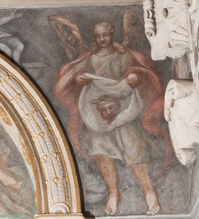 Zdjęcie nr 43: Kaplica pod wezwaniem Najświętszej Marii Panny i Wszystkich Świętych przylega do kościoła od południa, do pierwszego przęsła nawy, z którą komunikuje się za pomocą półkoliście zamkniętej arkady. Zbudowana została na planie kwadratu. Nakryto ją półsferyczną czaszą na pendentywach i zwieńczono latarnią. Wnętrze artykułowano za pomocą ślepej arkady z pilastrami i archiwoltami, ozdobionymi rzeźbioną dekoracją roślinną i kasetonami z rozetami w podłuczu. Ściany kaplicy zamyka wydatne belkowanie z fryzem i łacińską inskrypcją: "DEVS MEVS ET OMNIA / DILEXI DOMINE DECOREM DOMVS / TUAE ET LOCUM HABITATIONIS GLORAE TUAE PSAL(MUS) XXV". Na czterech pendentywach umieszczono stiukowe kartusze, z czego dwa od strony wschodniej są są puste, a dwa od strony zachodniej wypełniają herby skwadrowane: Gryf, Kotwicz, Kotwicz, Zabawa i Jastrzębiec, Nowina, Gozdawa, Pobóg. Wnętrze doświetlają trzy takie same okulusy umieszczone na każdej ze ścian. Czwarty okulus w ścianie północnej jest zaślepiony. Glify okulusów dekorowane są kasetonami z rozetami. Ściany kaplicy oraz wnętrze kopuły i latarni pokrywa polichromia figuralna. Po arkadą na ścianie wschodniej zawieszono obraz Matki Boskiej z Dzieciątkiem w bogato rzeźbionej roślinno-kwiatowej ramie zwieńczonej godłem z dwiema skrzyżowanymi laskami marszałkowskimi. Pod obrazem znajduje się nagrobek dziecięcy Jana Czuryły (zm. 1560) w formie płaskorzeźbionej, prostokątnej płyty z wyobrażeniem zmarłego. Nad płytą zlokalizowano mniejszą z inskrypcją odnoszącą się do zmarłego. Z kolei wnętrze arkady z herbem Gryf w kluczu na ścianie południowej wypełnia trójosiowy nagrobek Branickich z półokrągłym zwieńczeniem. Natomiast w arkadzie zachodniej wyobrażono scenę Zdjęcia z krzyża w formie malowidła ściennego. Wyposażenie wnętrza dopełniają dwie drewniane ławy kościelne. Ściany zewnętrzne wspierają dwie niskie przypory widoczne w narożach kaplicy. Całość zakończona jest belkowaniem z fryzem zawierającym inskrypcję: "AD LAVDEM DEI OPT(IMO) M(AXIMO) BEATEQUE GENITRICIS MARIAE VIRGINIS ET OMNIUM SANCTORU(M) HONOREM JOHANNES A RVSCZA BRANICZKI VENATOR CRACOVIEN(SIS) ET CAPITANEVS NIEPOLONICEN(SIS) - HANC CAPELLAM EX FVNDAMENTIS EREXIT ANNO D(OMI)NI 1596". Na ścianie południowej widnieje półokrągła blenda z malowanym przedstawieniem Matki Boskiej Częstochowskiej. Latarnię kaplicy wieńczy głowica z czterema maskami maszkaronów, na której wspiera się złocona kula z krzyżem.