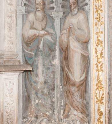 Zdjęcie nr 44: Kaplica pod wezwaniem Najświętszej Marii Panny i Wszystkich Świętych przylega do kościoła od południa, do pierwszego przęsła nawy, z którą komunikuje się za pomocą półkoliście zamkniętej arkady. Zbudowana została na planie kwadratu. Nakryto ją półsferyczną czaszą na pendentywach i zwieńczono latarnią. Wnętrze artykułowano za pomocą ślepej arkady z pilastrami i archiwoltami, ozdobionymi rzeźbioną dekoracją roślinną i kasetonami z rozetami w podłuczu. Ściany kaplicy zamyka wydatne belkowanie z fryzem i łacińską inskrypcją: &quot;DEVS MEVS ET OMNIA / DILEXI DOMINE DECOREM DOMVS / TUAE ET LOCUM HABITATIONIS GLORAE TUAE PSAL(MUS) XXV&quot;. Na czterech pendentywach umieszczono stiukowe kartusze, z czego dwa od strony wschodniej są są puste, a dwa od strony zachodniej wypełniają herby skwadrowane: Gryf, Kotwicz, Kotwicz, Zabawa i Jastrzębiec, Nowina, Gozdawa, Pobóg. Wnętrze doświetlają trzy takie same okulusy umieszczone na każdej ze ścian. Czwarty okulus w ścianie północnej jest zaślepiony. Glify okulusów dekorowane są kasetonami z rozetami. Ściany kaplicy oraz wnętrze kopuły i latarni pokrywa polichromia figuralna. Po arkadą na ścianie wschodniej zawieszono obraz Matki Boskiej z Dzieciątkiem w bogato rzeźbionej roślinno-kwiatowej ramie zwieńczonej godłem z dwiema skrzyżowanymi laskami marszałkowskimi. Pod obrazem znajduje się nagrobek dziecięcy Jana Czuryły (zm. 1560) w formie płaskorzeźbionej, prostokątnej płyty z wyobrażeniem zmarłego. Nad płytą zlokalizowano mniejszą z inskrypcją odnoszącą się do zmarłego. Z kolei wnętrze arkady z herbem Gryf w kluczu na ścianie południowej wypełnia trójosiowy nagrobek Branickich z półokrągłym zwieńczeniem. Natomiast w arkadzie zachodniej wyobrażono scenę Zdjęcia z krzyża w formie malowidła ściennego. Wyposażenie wnętrza dopełniają dwie drewniane ławy kościelne. Ściany zewnętrzne wspierają dwie niskie przypory widoczne w narożach kaplicy. Całość zakończona jest belkowaniem z fryzem zawierającym inskrypcję: &quot;AD LAVDEM DEI OPT(IMO) M(AXIMO) BEATEQUE GENITRICIS MARIAE VIRGINIS ET OMNIUM SANCTORU(M) HONOREM JOHANNES A RVSCZA BRANICZKI VENATOR CRACOVIEN(SIS) ET CAPITANEVS NIEPOLONICEN(SIS) - HANC CAPELLAM EX FVNDAMENTIS EREXIT ANNO D(OMI)NI 1596&quot;. Na ścianie południowej widnieje półokrągła blenda z malowanym przedstawieniem Matki Boskiej Częstochowskiej. Latarnię kaplicy wieńczy głowica z czterema maskami maszkaronów, na której wspiera się złocona kula z krzyżem.