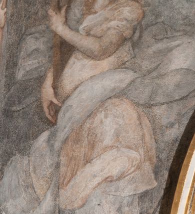 Zdjęcie nr 49: Kaplica pod wezwaniem Najświętszej Marii Panny i Wszystkich Świętych przylega do kościoła od południa, do pierwszego przęsła nawy, z którą komunikuje się za pomocą półkoliście zamkniętej arkady. Zbudowana została na planie kwadratu. Nakryto ją półsferyczną czaszą na pendentywach i zwieńczono latarnią. Wnętrze artykułowano za pomocą ślepej arkady z pilastrami i archiwoltami, ozdobionymi rzeźbioną dekoracją roślinną i kasetonami z rozetami w podłuczu. Ściany kaplicy zamyka wydatne belkowanie z fryzem i łacińską inskrypcją: "DEVS MEVS ET OMNIA / DILEXI DOMINE DECOREM DOMVS / TUAE ET LOCUM HABITATIONIS GLORAE TUAE PSAL(MUS) XXV". Na czterech pendentywach umieszczono stiukowe kartusze, z czego dwa od strony wschodniej są są puste, a dwa od strony zachodniej wypełniają herby skwadrowane: Gryf, Kotwicz, Kotwicz, Zabawa i Jastrzębiec, Nowina, Gozdawa, Pobóg. Wnętrze doświetlają trzy takie same okulusy umieszczone na każdej ze ścian. Czwarty okulus w ścianie północnej jest zaślepiony. Glify okulusów dekorowane są kasetonami z rozetami. Ściany kaplicy oraz wnętrze kopuły i latarni pokrywa polichromia figuralna. Po arkadą na ścianie wschodniej zawieszono obraz Matki Boskiej z Dzieciątkiem w bogato rzeźbionej roślinno-kwiatowej ramie zwieńczonej godłem z dwiema skrzyżowanymi laskami marszałkowskimi. Pod obrazem znajduje się nagrobek dziecięcy Jana Czuryły (zm. 1560) w formie płaskorzeźbionej, prostokątnej płyty z wyobrażeniem zmarłego. Nad płytą zlokalizowano mniejszą z inskrypcją odnoszącą się do zmarłego. Z kolei wnętrze arkady z herbem Gryf w kluczu na ścianie południowej wypełnia trójosiowy nagrobek Branickich z półokrągłym zwieńczeniem. Natomiast w arkadzie zachodniej wyobrażono scenę Zdjęcia z krzyża w formie malowidła ściennego. Wyposażenie wnętrza dopełniają dwie drewniane ławy kościelne. Ściany zewnętrzne wspierają dwie niskie przypory widoczne w narożach kaplicy. Całość zakończona jest belkowaniem z fryzem zawierającym inskrypcję: "AD LAVDEM DEI OPT(IMO) M(AXIMO) BEATEQUE GENITRICIS MARIAE VIRGINIS ET OMNIUM SANCTORU(M) HONOREM JOHANNES A RVSCZA BRANICZKI VENATOR CRACOVIEN(SIS) ET CAPITANEVS NIEPOLONICEN(SIS) - HANC CAPELLAM EX FVNDAMENTIS EREXIT ANNO D(OMI)NI 1596". Na ścianie południowej widnieje półokrągła blenda z malowanym przedstawieniem Matki Boskiej Częstochowskiej. Latarnię kaplicy wieńczy głowica z czterema maskami maszkaronów, na której wspiera się złocona kula z krzyżem.