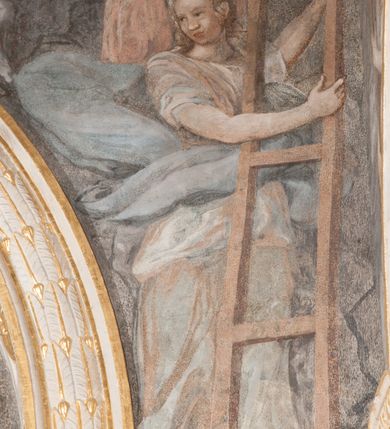 Zdjęcie nr 52: Kaplica pod wezwaniem Najświętszej Marii Panny i Wszystkich Świętych przylega do kościoła od południa, do pierwszego przęsła nawy, z którą komunikuje się za pomocą półkoliście zamkniętej arkady. Zbudowana została na planie kwadratu. Nakryto ją półsferyczną czaszą na pendentywach i zwieńczono latarnią. Wnętrze artykułowano za pomocą ślepej arkady z pilastrami i archiwoltami, ozdobionymi rzeźbioną dekoracją roślinną i kasetonami z rozetami w podłuczu. Ściany kaplicy zamyka wydatne belkowanie z fryzem i łacińską inskrypcją: &quot;DEVS MEVS ET OMNIA / DILEXI DOMINE DECOREM DOMVS / TUAE ET LOCUM HABITATIONIS GLORAE TUAE PSAL(MUS) XXV&quot;. Na czterech pendentywach umieszczono stiukowe kartusze, z czego dwa od strony wschodniej są są puste, a dwa od strony zachodniej wypełniają herby skwadrowane: Gryf, Kotwicz, Kotwicz, Zabawa i Jastrzębiec, Nowina, Gozdawa, Pobóg. Wnętrze doświetlają trzy takie same okulusy umieszczone na każdej ze ścian. Czwarty okulus w ścianie północnej jest zaślepiony. Glify okulusów dekorowane są kasetonami z rozetami. Ściany kaplicy oraz wnętrze kopuły i latarni pokrywa polichromia figuralna. Po arkadą na ścianie wschodniej zawieszono obraz Matki Boskiej z Dzieciątkiem w bogato rzeźbionej roślinno-kwiatowej ramie zwieńczonej godłem z dwiema skrzyżowanymi laskami marszałkowskimi. Pod obrazem znajduje się nagrobek dziecięcy Jana Czuryły (zm. 1560) w formie płaskorzeźbionej, prostokątnej płyty z wyobrażeniem zmarłego. Nad płytą zlokalizowano mniejszą z inskrypcją odnoszącą się do zmarłego. Z kolei wnętrze arkady z herbem Gryf w kluczu na ścianie południowej wypełnia trójosiowy nagrobek Branickich z półokrągłym zwieńczeniem. Natomiast w arkadzie zachodniej wyobrażono scenę Zdjęcia z krzyża w formie malowidła ściennego. Wyposażenie wnętrza dopełniają dwie drewniane ławy kościelne. Ściany zewnętrzne wspierają dwie niskie przypory widoczne w narożach kaplicy. Całość zakończona jest belkowaniem z fryzem zawierającym inskrypcję: &quot;AD LAVDEM DEI OPT(IMO) M(AXIMO) BEATEQUE GENITRICIS MARIAE VIRGINIS ET OMNIUM SANCTORU(M) HONOREM JOHANNES A RVSCZA BRANICZKI VENATOR CRACOVIEN(SIS) ET CAPITANEVS NIEPOLONICEN(SIS) - HANC CAPELLAM EX FVNDAMENTIS EREXIT ANNO D(OMI)NI 1596&quot;. Na ścianie południowej widnieje półokrągła blenda z malowanym przedstawieniem Matki Boskiej Częstochowskiej. Latarnię kaplicy wieńczy głowica z czterema maskami maszkaronów, na której wspiera się złocona kula z krzyżem.