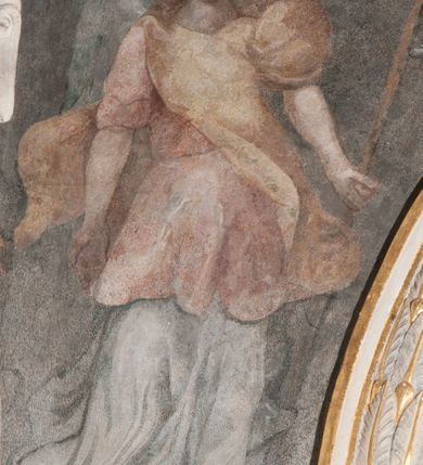 Zdjęcie nr 54: Kaplica pod wezwaniem Najświętszej Marii Panny i Wszystkich Świętych przylega do kościoła od południa, do pierwszego przęsła nawy, z którą komunikuje się za pomocą półkoliście zamkniętej arkady. Zbudowana została na planie kwadratu. Nakryto ją półsferyczną czaszą na pendentywach i zwieńczono latarnią. Wnętrze artykułowano za pomocą ślepej arkady z pilastrami i archiwoltami, ozdobionymi rzeźbioną dekoracją roślinną i kasetonami z rozetami w podłuczu. Ściany kaplicy zamyka wydatne belkowanie z fryzem i łacińską inskrypcją: &quot;DEVS MEVS ET OMNIA / DILEXI DOMINE DECOREM DOMVS / TUAE ET LOCUM HABITATIONIS GLORAE TUAE PSAL(MUS) XXV&quot;. Na czterech pendentywach umieszczono stiukowe kartusze, z czego dwa od strony wschodniej są są puste, a dwa od strony zachodniej wypełniają herby skwadrowane: Gryf, Kotwicz, Kotwicz, Zabawa i Jastrzębiec, Nowina, Gozdawa, Pobóg. Wnętrze doświetlają trzy takie same okulusy umieszczone na każdej ze ścian. Czwarty okulus w ścianie północnej jest zaślepiony. Glify okulusów dekorowane są kasetonami z rozetami. Ściany kaplicy oraz wnętrze kopuły i latarni pokrywa polichromia figuralna. Po arkadą na ścianie wschodniej zawieszono obraz Matki Boskiej z Dzieciątkiem w bogato rzeźbionej roślinno-kwiatowej ramie zwieńczonej godłem z dwiema skrzyżowanymi laskami marszałkowskimi. Pod obrazem znajduje się nagrobek dziecięcy Jana Czuryły (zm. 1560) w formie płaskorzeźbionej, prostokątnej płyty z wyobrażeniem zmarłego. Nad płytą zlokalizowano mniejszą z inskrypcją odnoszącą się do zmarłego. Z kolei wnętrze arkady z herbem Gryf w kluczu na ścianie południowej wypełnia trójosiowy nagrobek Branickich z półokrągłym zwieńczeniem. Natomiast w arkadzie zachodniej wyobrażono scenę Zdjęcia z krzyża w formie malowidła ściennego. Wyposażenie wnętrza dopełniają dwie drewniane ławy kościelne. Ściany zewnętrzne wspierają dwie niskie przypory widoczne w narożach kaplicy. Całość zakończona jest belkowaniem z fryzem zawierającym inskrypcję: &quot;AD LAVDEM DEI OPT(IMO) M(AXIMO) BEATEQUE GENITRICIS MARIAE VIRGINIS ET OMNIUM SANCTORU(M) HONOREM JOHANNES A RVSCZA BRANICZKI VENATOR CRACOVIEN(SIS) ET CAPITANEVS NIEPOLONICEN(SIS) - HANC CAPELLAM EX FVNDAMENTIS EREXIT ANNO D(OMI)NI 1596&quot;. Na ścianie południowej widnieje półokrągła blenda z malowanym przedstawieniem Matki Boskiej Częstochowskiej. Latarnię kaplicy wieńczy głowica z czterema maskami maszkaronów, na której wspiera się złocona kula z krzyżem.