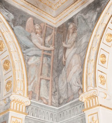 Zdjęcie nr 51: Kaplica pod wezwaniem Najświętszej Marii Panny i Wszystkich Świętych przylega do kościoła od południa, do pierwszego przęsła nawy, z którą komunikuje się za pomocą półkoliście zamkniętej arkady. Zbudowana została na planie kwadratu. Nakryto ją półsferyczną czaszą na pendentywach i zwieńczono latarnią. Wnętrze artykułowano za pomocą ślepej arkady z pilastrami i archiwoltami, ozdobionymi rzeźbioną dekoracją roślinną i kasetonami z rozetami w podłuczu. Ściany kaplicy zamyka wydatne belkowanie z fryzem i łacińską inskrypcją: &quot;DEVS MEVS ET OMNIA / DILEXI DOMINE DECOREM DOMVS / TUAE ET LOCUM HABITATIONIS GLORAE TUAE PSAL(MUS) XXV&quot;. Na czterech pendentywach umieszczono stiukowe kartusze, z czego dwa od strony wschodniej są są puste, a dwa od strony zachodniej wypełniają herby skwadrowane: Gryf, Kotwicz, Kotwicz, Zabawa i Jastrzębiec, Nowina, Gozdawa, Pobóg. Wnętrze doświetlają trzy takie same okulusy umieszczone na każdej ze ścian. Czwarty okulus w ścianie północnej jest zaślepiony. Glify okulusów dekorowane są kasetonami z rozetami. Ściany kaplicy oraz wnętrze kopuły i latarni pokrywa polichromia figuralna. Po arkadą na ścianie wschodniej zawieszono obraz Matki Boskiej z Dzieciątkiem w bogato rzeźbionej roślinno-kwiatowej ramie zwieńczonej godłem z dwiema skrzyżowanymi laskami marszałkowskimi. Pod obrazem znajduje się nagrobek dziecięcy Jana Czuryły (zm. 1560) w formie płaskorzeźbionej, prostokątnej płyty z wyobrażeniem zmarłego. Nad płytą zlokalizowano mniejszą z inskrypcją odnoszącą się do zmarłego. Z kolei wnętrze arkady z herbem Gryf w kluczu na ścianie południowej wypełnia trójosiowy nagrobek Branickich z półokrągłym zwieńczeniem. Natomiast w arkadzie zachodniej wyobrażono scenę Zdjęcia z krzyża w formie malowidła ściennego. Wyposażenie wnętrza dopełniają dwie drewniane ławy kościelne. Ściany zewnętrzne wspierają dwie niskie przypory widoczne w narożach kaplicy. Całość zakończona jest belkowaniem z fryzem zawierającym inskrypcję: &quot;AD LAVDEM DEI OPT(IMO) M(AXIMO) BEATEQUE GENITRICIS MARIAE VIRGINIS ET OMNIUM SANCTORU(M) HONOREM JOHANNES A RVSCZA BRANICZKI VENATOR CRACOVIEN(SIS) ET CAPITANEVS NIEPOLONICEN(SIS) - HANC CAPELLAM EX FVNDAMENTIS EREXIT ANNO D(OMI)NI 1596&quot;. Na ścianie południowej widnieje półokrągła blenda z malowanym przedstawieniem Matki Boskiej Częstochowskiej. Latarnię kaplicy wieńczy głowica z czterema maskami maszkaronów, na której wspiera się złocona kula z krzyżem.