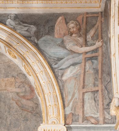 Zdjęcie nr 53: Kaplica pod wezwaniem Najświętszej Marii Panny i Wszystkich Świętych przylega do kościoła od południa, do pierwszego przęsła nawy, z którą komunikuje się za pomocą półkoliście zamkniętej arkady. Zbudowana została na planie kwadratu. Nakryto ją półsferyczną czaszą na pendentywach i zwieńczono latarnią. Wnętrze artykułowano za pomocą ślepej arkady z pilastrami i archiwoltami, ozdobionymi rzeźbioną dekoracją roślinną i kasetonami z rozetami w podłuczu. Ściany kaplicy zamyka wydatne belkowanie z fryzem i łacińską inskrypcją: &quot;DEVS MEVS ET OMNIA / DILEXI DOMINE DECOREM DOMVS / TUAE ET LOCUM HABITATIONIS GLORAE TUAE PSAL(MUS) XXV&quot;. Na czterech pendentywach umieszczono stiukowe kartusze, z czego dwa od strony wschodniej są są puste, a dwa od strony zachodniej wypełniają herby skwadrowane: Gryf, Kotwicz, Kotwicz, Zabawa i Jastrzębiec, Nowina, Gozdawa, Pobóg. Wnętrze doświetlają trzy takie same okulusy umieszczone na każdej ze ścian. Czwarty okulus w ścianie północnej jest zaślepiony. Glify okulusów dekorowane są kasetonami z rozetami. Ściany kaplicy oraz wnętrze kopuły i latarni pokrywa polichromia figuralna. Po arkadą na ścianie wschodniej zawieszono obraz Matki Boskiej z Dzieciątkiem w bogato rzeźbionej roślinno-kwiatowej ramie zwieńczonej godłem z dwiema skrzyżowanymi laskami marszałkowskimi. Pod obrazem znajduje się nagrobek dziecięcy Jana Czuryły (zm. 1560) w formie płaskorzeźbionej, prostokątnej płyty z wyobrażeniem zmarłego. Nad płytą zlokalizowano mniejszą z inskrypcją odnoszącą się do zmarłego. Z kolei wnętrze arkady z herbem Gryf w kluczu na ścianie południowej wypełnia trójosiowy nagrobek Branickich z półokrągłym zwieńczeniem. Natomiast w arkadzie zachodniej wyobrażono scenę Zdjęcia z krzyża w formie malowidła ściennego. Wyposażenie wnętrza dopełniają dwie drewniane ławy kościelne. Ściany zewnętrzne wspierają dwie niskie przypory widoczne w narożach kaplicy. Całość zakończona jest belkowaniem z fryzem zawierającym inskrypcję: &quot;AD LAVDEM DEI OPT(IMO) M(AXIMO) BEATEQUE GENITRICIS MARIAE VIRGINIS ET OMNIUM SANCTORU(M) HONOREM JOHANNES A RVSCZA BRANICZKI VENATOR CRACOVIEN(SIS) ET CAPITANEVS NIEPOLONICEN(SIS) - HANC CAPELLAM EX FVNDAMENTIS EREXIT ANNO D(OMI)NI 1596&quot;. Na ścianie południowej widnieje półokrągła blenda z malowanym przedstawieniem Matki Boskiej Częstochowskiej. Latarnię kaplicy wieńczy głowica z czterema maskami maszkaronów, na której wspiera się złocona kula z krzyżem.