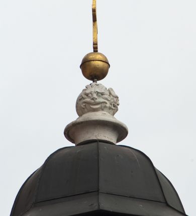 Zdjęcie nr 59: Kaplica pod wezwaniem Najświętszej Marii Panny i Wszystkich Świętych przylega do kościoła od południa, do pierwszego przęsła nawy, z którą komunikuje się za pomocą półkoliście zamkniętej arkady. Zbudowana została na planie kwadratu. Nakryto ją półsferyczną czaszą na pendentywach i zwieńczono latarnią. Wnętrze artykułowano za pomocą ślepej arkady z pilastrami i archiwoltami, ozdobionymi rzeźbioną dekoracją roślinną i kasetonami z rozetami w podłuczu. Ściany kaplicy zamyka wydatne belkowanie z fryzem i łacińską inskrypcją: &quot;DEVS MEVS ET OMNIA / DILEXI DOMINE DECOREM DOMVS / TUAE ET LOCUM HABITATIONIS GLORAE TUAE PSAL(MUS) XXV&quot;. Na czterech pendentywach umieszczono stiukowe kartusze, z czego dwa od strony wschodniej są są puste, a dwa od strony zachodniej wypełniają herby skwadrowane: Gryf, Kotwicz, Kotwicz, Zabawa i Jastrzębiec, Nowina, Gozdawa, Pobóg. Wnętrze doświetlają trzy takie same okulusy umieszczone na każdej ze ścian. Czwarty okulus w ścianie północnej jest zaślepiony. Glify okulusów dekorowane są kasetonami z rozetami. Ściany kaplicy oraz wnętrze kopuły i latarni pokrywa polichromia figuralna. Po arkadą na ścianie wschodniej zawieszono obraz Matki Boskiej z Dzieciątkiem w bogato rzeźbionej roślinno-kwiatowej ramie zwieńczonej godłem z dwiema skrzyżowanymi laskami marszałkowskimi. Pod obrazem znajduje się nagrobek dziecięcy Jana Czuryły (zm. 1560) w formie płaskorzeźbionej, prostokątnej płyty z wyobrażeniem zmarłego. Nad płytą zlokalizowano mniejszą z inskrypcją odnoszącą się do zmarłego. Z kolei wnętrze arkady z herbem Gryf w kluczu na ścianie południowej wypełnia trójosiowy nagrobek Branickich z półokrągłym zwieńczeniem. Natomiast w arkadzie zachodniej wyobrażono scenę Zdjęcia z krzyża w formie malowidła ściennego. Wyposażenie wnętrza dopełniają dwie drewniane ławy kościelne. Ściany zewnętrzne wspierają dwie niskie przypory widoczne w narożach kaplicy. Całość zakończona jest belkowaniem z fryzem zawierającym inskrypcję: &quot;AD LAVDEM DEI OPT(IMO) M(AXIMO) BEATEQUE GENITRICIS MARIAE VIRGINIS ET OMNIUM SANCTORU(M) HONOREM JOHANNES A RVSCZA BRANICZKI VENATOR CRACOVIEN(SIS) ET CAPITANEVS NIEPOLONICEN(SIS) - HANC CAPELLAM EX FVNDAMENTIS EREXIT ANNO D(OMI)NI 1596&quot;. Na ścianie południowej widnieje półokrągła blenda z malowanym przedstawieniem Matki Boskiej Częstochowskiej. Latarnię kaplicy wieńczy głowica z czterema maskami maszkaronów, na której wspiera się złocona kula z krzyżem.