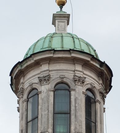 Zdjęcie nr 58: Kaplica pod wezwaniem Najświętszej Marii Panny i Wszystkich Świętych przylega do kościoła od południa, do pierwszego przęsła nawy, z którą komunikuje się za pomocą półkoliście zamkniętej arkady. Zbudowana została na planie kwadratu. Nakryto ją półsferyczną czaszą na pendentywach i zwieńczono latarnią. Wnętrze artykułowano za pomocą ślepej arkady z pilastrami i archiwoltami, ozdobionymi rzeźbioną dekoracją roślinną i kasetonami z rozetami w podłuczu. Ściany kaplicy zamyka wydatne belkowanie z fryzem i łacińską inskrypcją: &quot;DEVS MEVS ET OMNIA / DILEXI DOMINE DECOREM DOMVS / TUAE ET LOCUM HABITATIONIS GLORAE TUAE PSAL(MUS) XXV&quot;. Na czterech pendentywach umieszczono stiukowe kartusze, z czego dwa od strony wschodniej są są puste, a dwa od strony zachodniej wypełniają herby skwadrowane: Gryf, Kotwicz, Kotwicz, Zabawa i Jastrzębiec, Nowina, Gozdawa, Pobóg. Wnętrze doświetlają trzy takie same okulusy umieszczone na każdej ze ścian. Czwarty okulus w ścianie północnej jest zaślepiony. Glify okulusów dekorowane są kasetonami z rozetami. Ściany kaplicy oraz wnętrze kopuły i latarni pokrywa polichromia figuralna. Po arkadą na ścianie wschodniej zawieszono obraz Matki Boskiej z Dzieciątkiem w bogato rzeźbionej roślinno-kwiatowej ramie zwieńczonej godłem z dwiema skrzyżowanymi laskami marszałkowskimi. Pod obrazem znajduje się nagrobek dziecięcy Jana Czuryły (zm. 1560) w formie płaskorzeźbionej, prostokątnej płyty z wyobrażeniem zmarłego. Nad płytą zlokalizowano mniejszą z inskrypcją odnoszącą się do zmarłego. Z kolei wnętrze arkady z herbem Gryf w kluczu na ścianie południowej wypełnia trójosiowy nagrobek Branickich z półokrągłym zwieńczeniem. Natomiast w arkadzie zachodniej wyobrażono scenę Zdjęcia z krzyża w formie malowidła ściennego. Wyposażenie wnętrza dopełniają dwie drewniane ławy kościelne. Ściany zewnętrzne wspierają dwie niskie przypory widoczne w narożach kaplicy. Całość zakończona jest belkowaniem z fryzem zawierającym inskrypcję: &quot;AD LAVDEM DEI OPT(IMO) M(AXIMO) BEATEQUE GENITRICIS MARIAE VIRGINIS ET OMNIUM SANCTORU(M) HONOREM JOHANNES A RVSCZA BRANICZKI VENATOR CRACOVIEN(SIS) ET CAPITANEVS NIEPOLONICEN(SIS) - HANC CAPELLAM EX FVNDAMENTIS EREXIT ANNO D(OMI)NI 1596&quot;. Na ścianie południowej widnieje półokrągła blenda z malowanym przedstawieniem Matki Boskiej Częstochowskiej. Latarnię kaplicy wieńczy głowica z czterema maskami maszkaronów, na której wspiera się złocona kula z krzyżem.