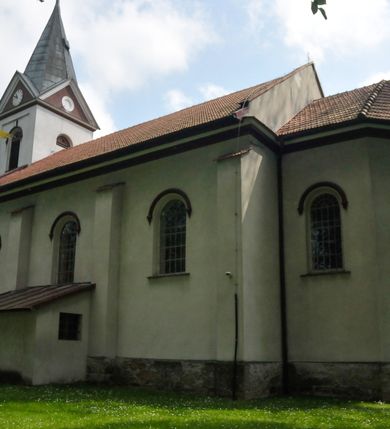 Zdjęcie nr 6: Kościół jest usytuowany w centrum wsi Łękawica, na południe od głównej drogi. Teren wokół niego jest ogrodzony wysokim płotem na kamiennej podmurówce. Główne wejście na teren przykościelny znajduje się w murze od zachodu z bramką i dwiema furtkami.

Kościół skierowany na południe, murowany, otynkowany z wieżą od północy. Wnętrze świątyni tworzy niewielkie, prostokątne, jednoprzęsłowe prezbiterium zakończone trójbocznie. Nawa jest szersza, na planie prostokąta, oddzielona od prezbiterium szeroką, półkoliście zamkniętą arkadą w ścianie tęczowej. Od wschodu do prezbiterium przylega założona na planie prostokąta niewielka zakrystia, a od zachodu do nawy niewielka kruchta. Na północnej ścianie kościoła chór muzyczny, wzniesiony nad kruchtą wejściową. Nawę oświetlają umieszczone we wschodnich i zachodnich ścianach prostokątne, zamknięte półkoliście okna, po trzy z każdej strony. Wszystkie otwory okienne w kościele wypełnione są witrażami. Do świątyni prowadzą trzy wejścia: główne od strony północnej, drugie przez kruchtę zachodnią oraz trzecie przez zakrystię. Wejście główne prowadzi poprzez dwuskrzydłowe drzwi z kruchty pod wieżą. 

W zewnętrznej elewacji kościoła widoczny jest niewysoki, kamienny cokół, wykonany z nieregularnych ciosów kamienia. Prezbiterium niższe od nawy. Ściany nawy oszkarpowane. Do północnej fasady kościoła dostawiona jest założona na planie kwadratu trójkondygnacyjna wieża-dzwonnica oraz dostawione po bokach dwa aneksy, sięgające wysokością do końca pierwszej kondygnacji wieży. Poszczególne kondygnacje rozdzielone są gzymsami. W dolnej kondygnacji na osi kościoła, prostokątne wejście do kruchty, zamknięte półkoliście, zaakcentowane półkolistym nadprożem. Powyżej ażurowym, metalowy daszek oraz okrągłe, rozglifione okno. W drugiej kondygnacji ślepe triforium z przeszkolnym oknem pośrodku i blendami po bokach. Powyżej kondygnacja z trzech stron zdobiona półkolistym arkadowaniem, wyżej kostkowaniem. W trzeciej kondygnacji, w każdej ze ścian prostokątne zamknięte półkoliście prześwity okienne z żaluzjami. Całość nakryta ośmiobocznym, smukłym dachem wieżowym, zakończonym krzyżem osadzonym na kuli; u dołu artykułowanym czterema trójkątnymi przyczółkami, w polach których umieszczone są zegary. Aneksy na planie kwadratu z prostokątnymi i półkoliście zamkniętymi oknami od frontu. Prezbiterium i nawa przykryte oddzielnie, stromymi dachami dwuspadowymi. 